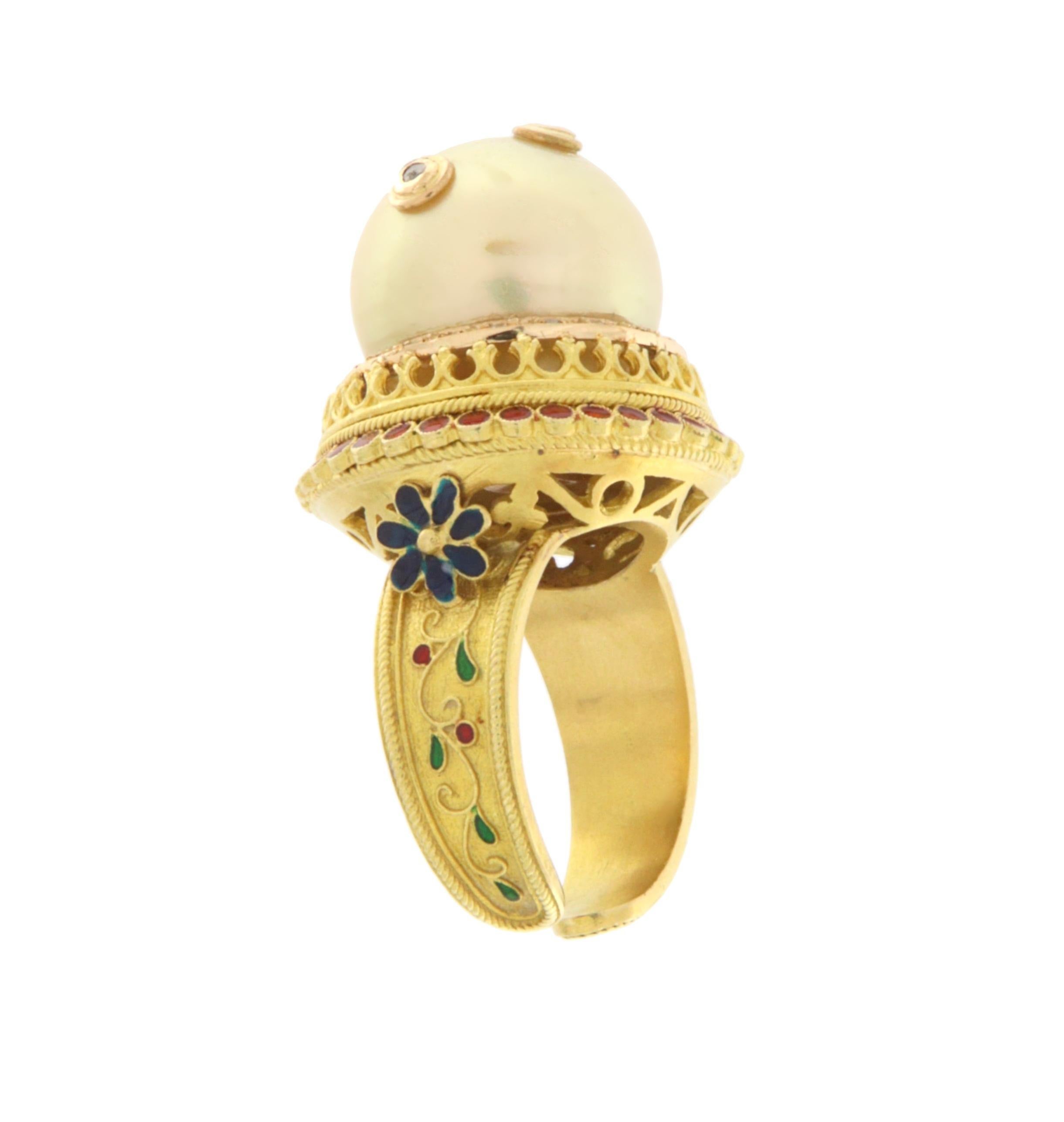 Cette extraordinaire bague en or jaune 18 carats représente un équilibre parfait entre l'élégance traditionnelle et un savoir-faire exceptionnel. En son centre se trouve une perle de culture raffinée, qui se distingue par son éclat chaud et