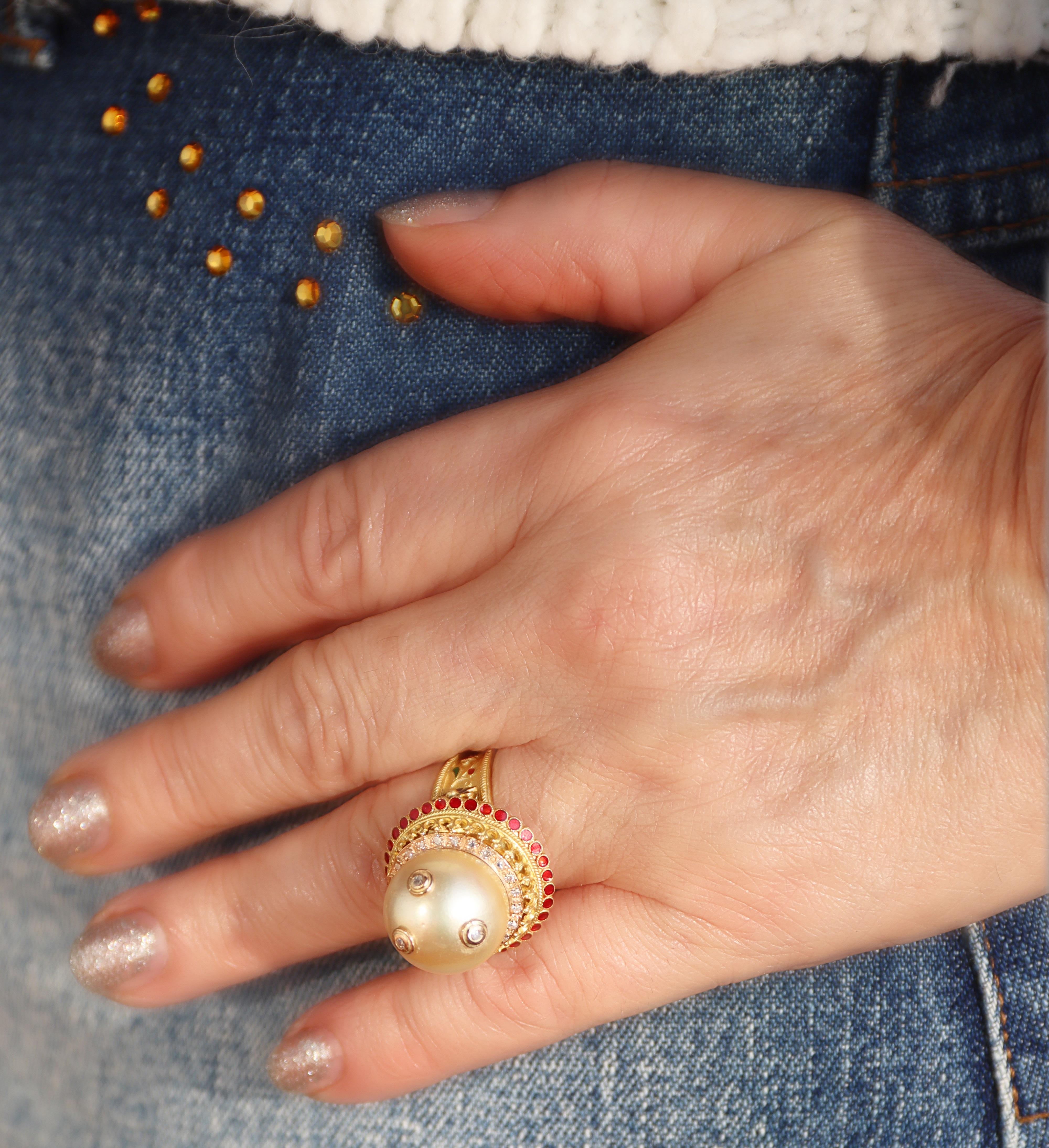 Bague cocktail en or jaune 18 carats avec perles et diamants en vente 2