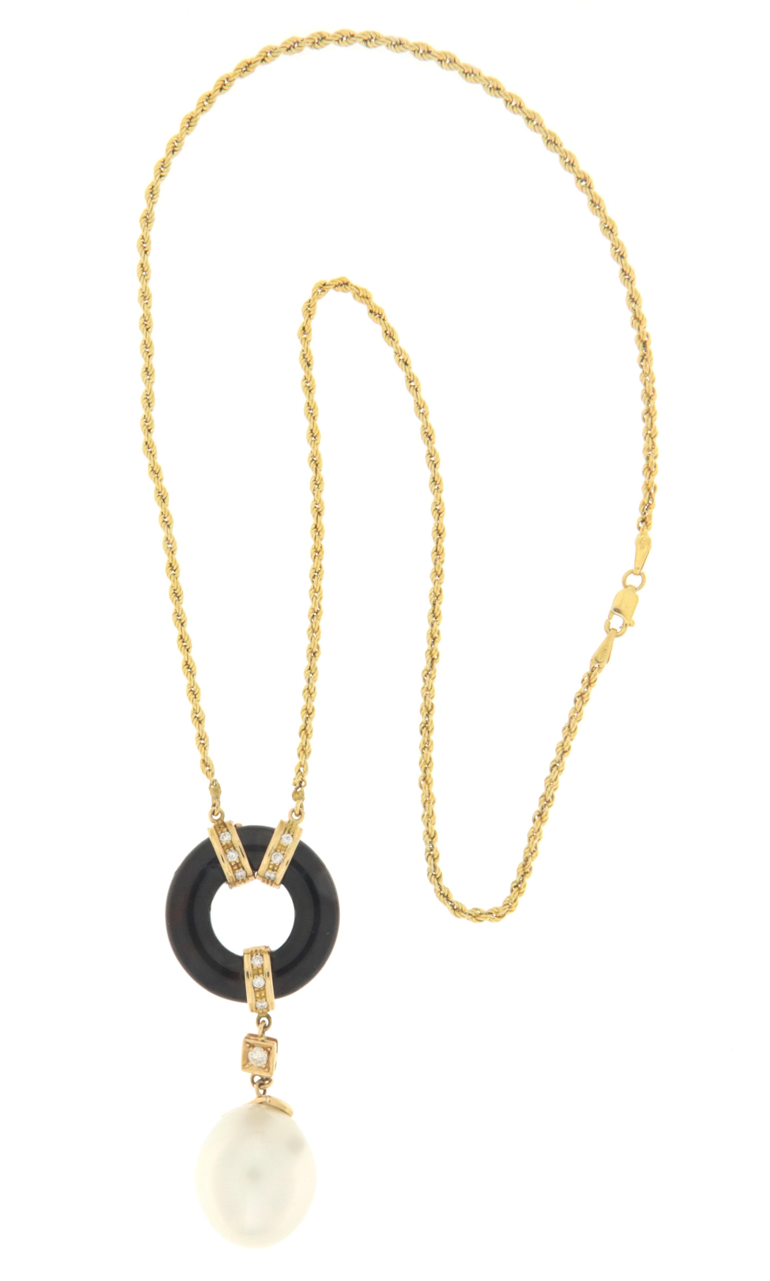 Beautiful 18 karat yellow gold pendant necklace.Handmade by our craftsmen assembled with onyx,diamonds and south sea pearl

Diamonds weight 0.30 karat
Pearls weight 34.14 karat
Pendant total weight 17.70 grams
Chain lenght 49 cm
