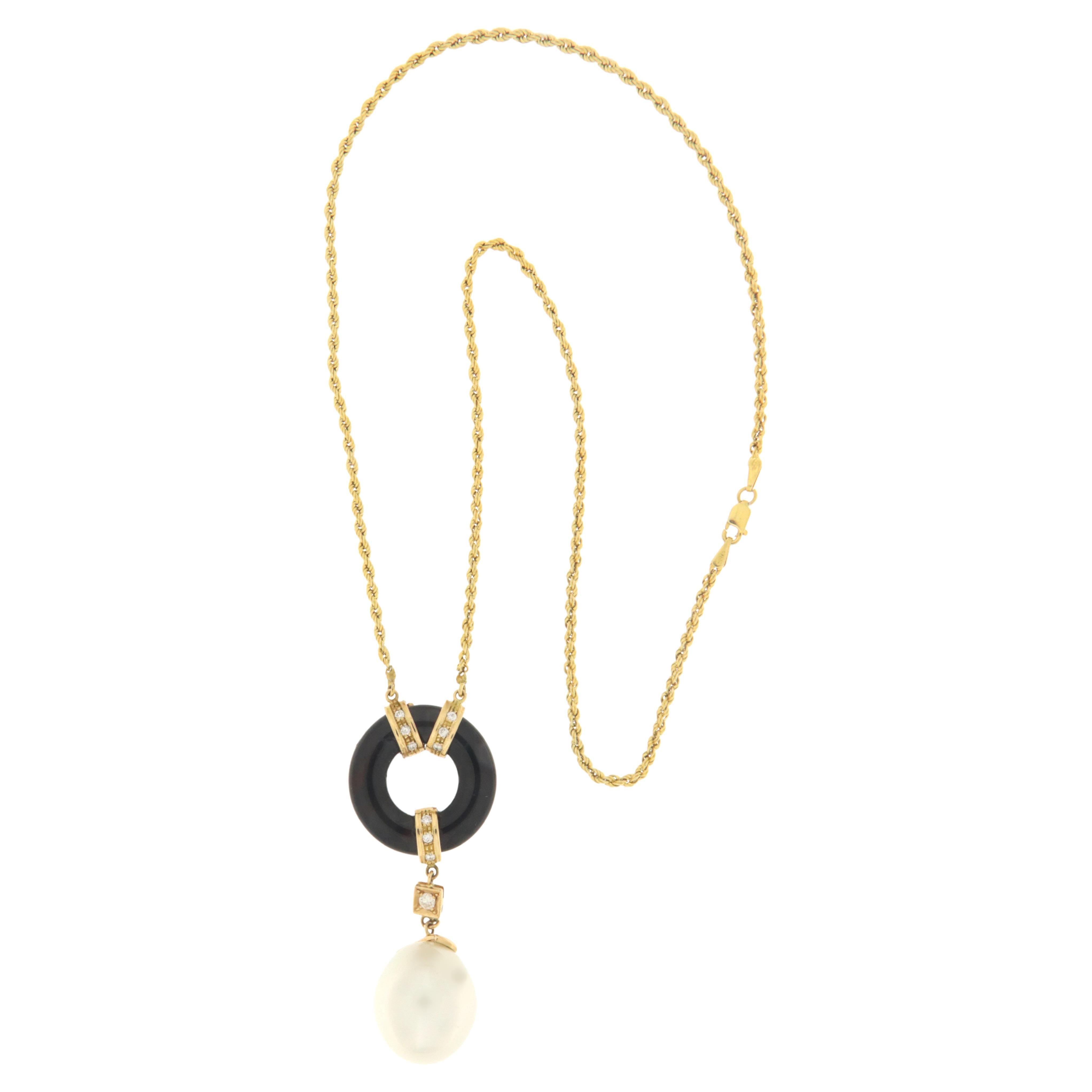 Collier pendentif en or jaune 18 carats, perles, diamants et onyx
