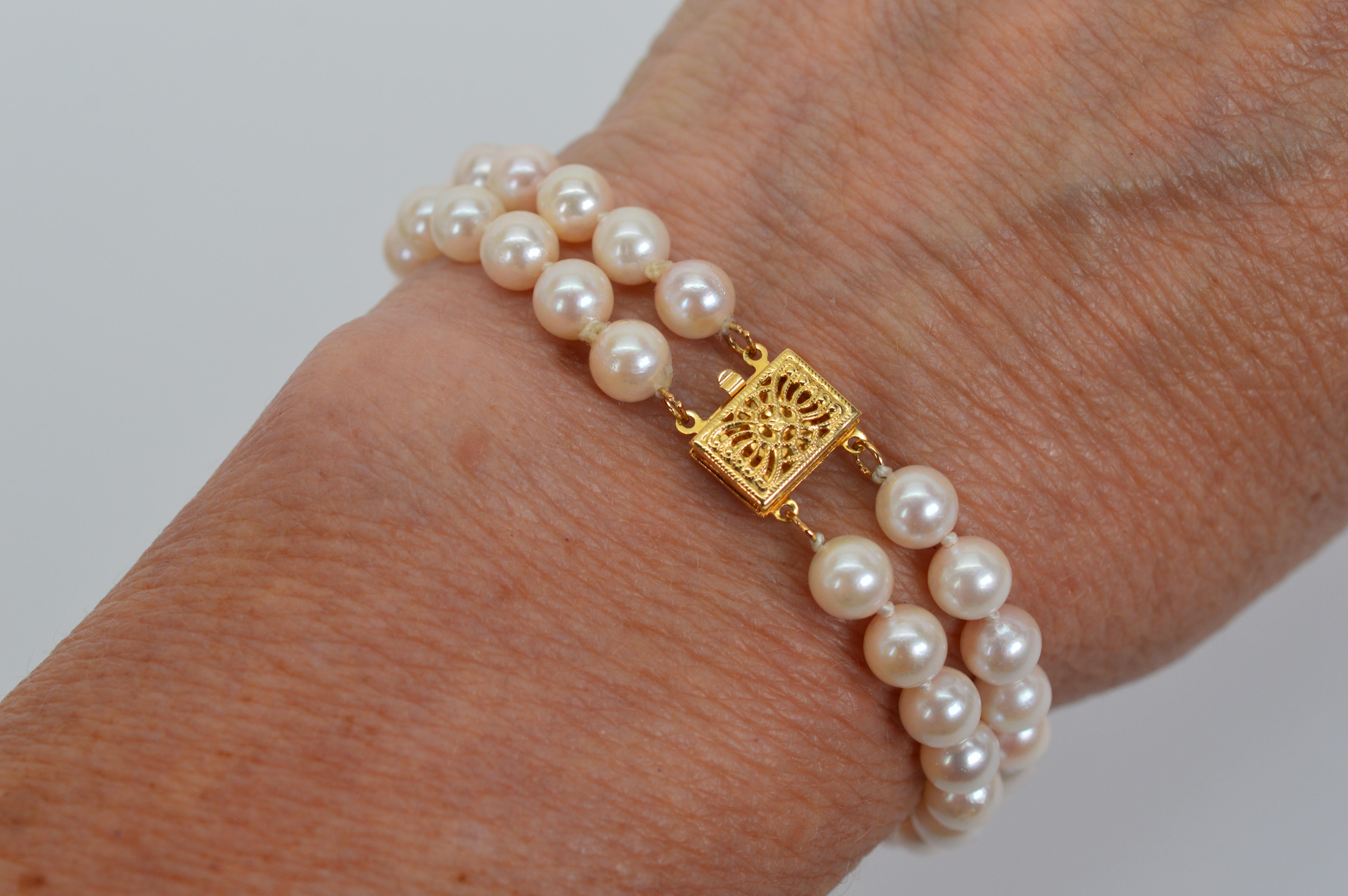 Perlen-Doppelstrang-Armband mit dekorativem filigranem Verschluss aus 14K Gelbgold (Rundschliff) im Angebot