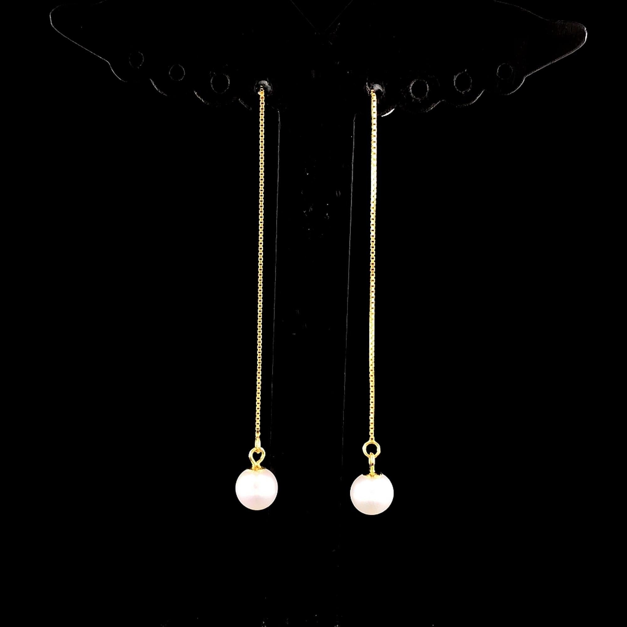 Rehaussez votre style avec ces exquises boucles d'oreilles en perles d'eau douce, fabriquées en argent sterling de haute qualité avec une luxueuse finition dorée. Ces boucles d'oreilles sont conçues pour faire une déclaration et ajouter une touche