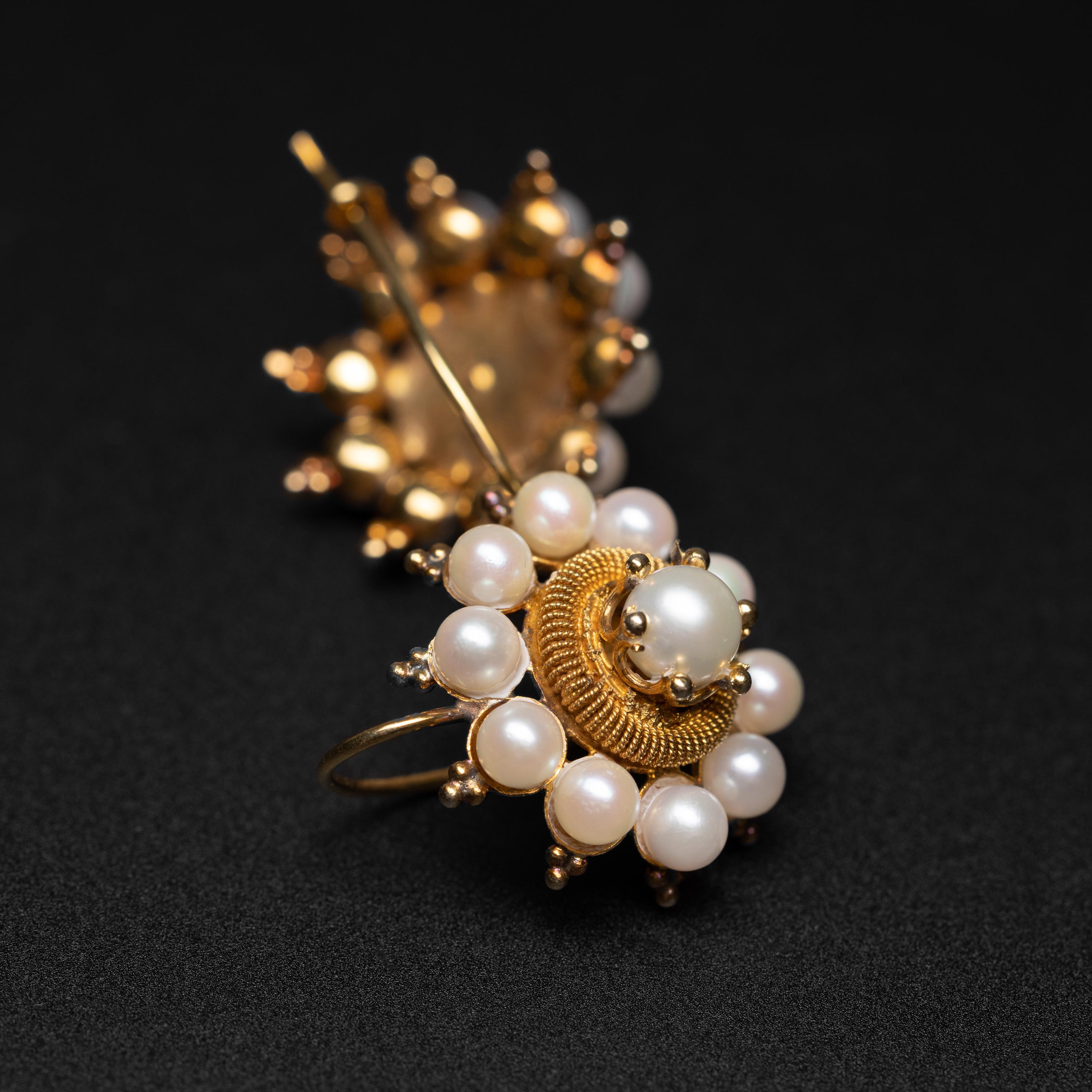 Moderne Boucles d'oreilles perles faites à la main du milieu du siècle dernier en vente