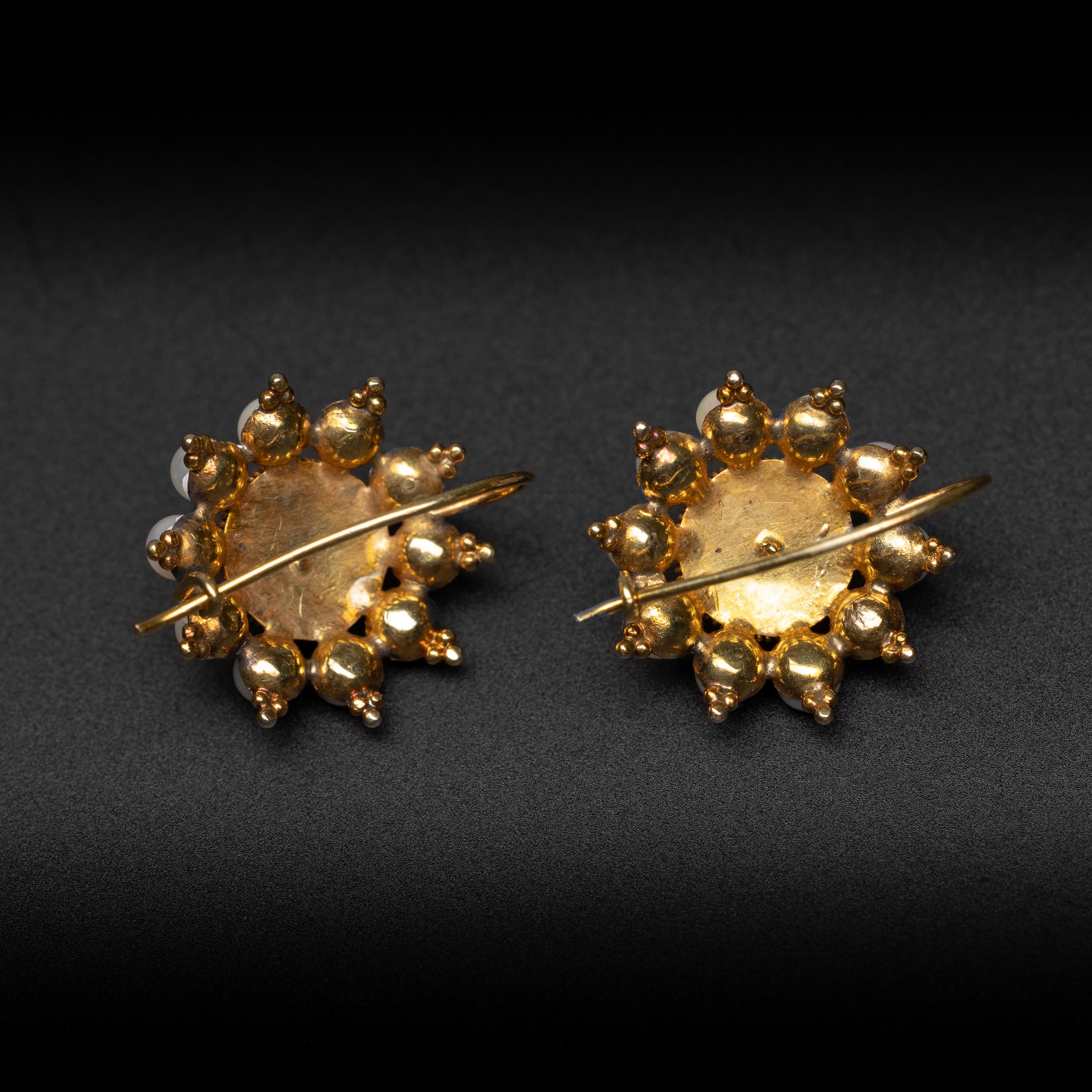 Boucles d'oreilles perles faites à la main du milieu du siècle dernier Unisexe en vente