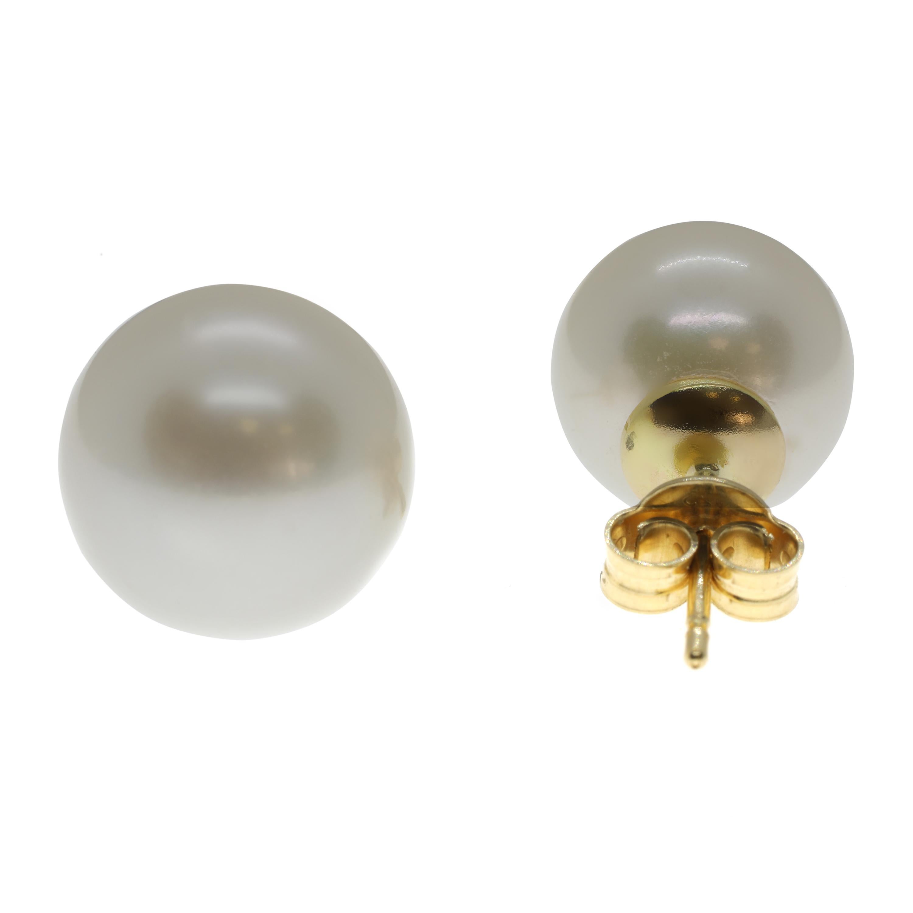 18 karat gold pearl earrings