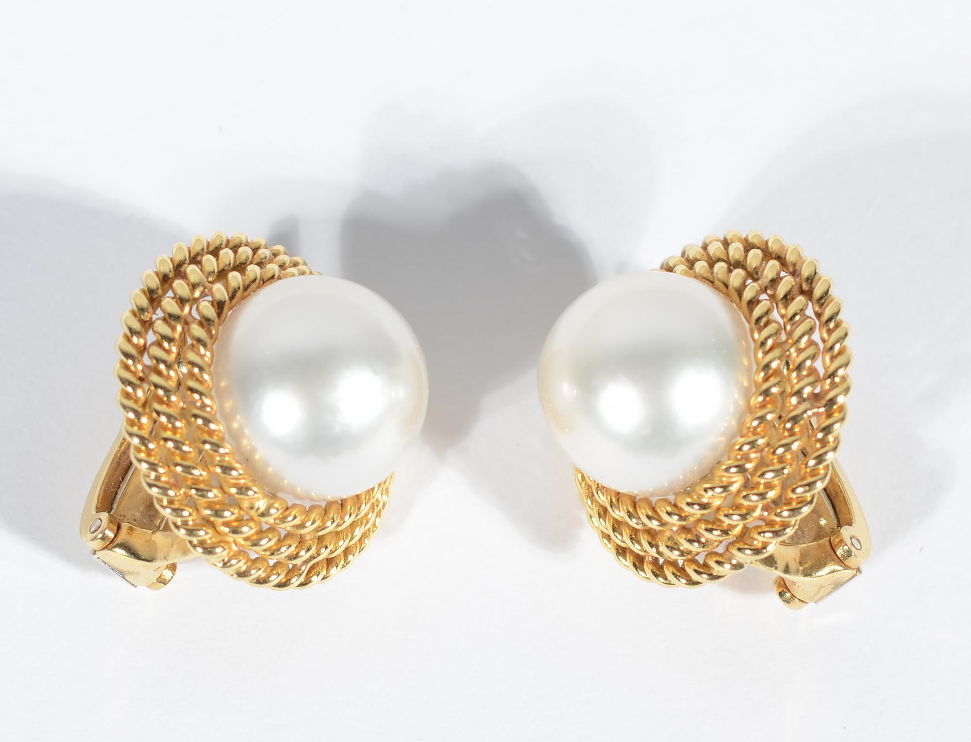 Pearl Earrings in Gold Collar In Excellent Condition For Sale In Darnestown, MD