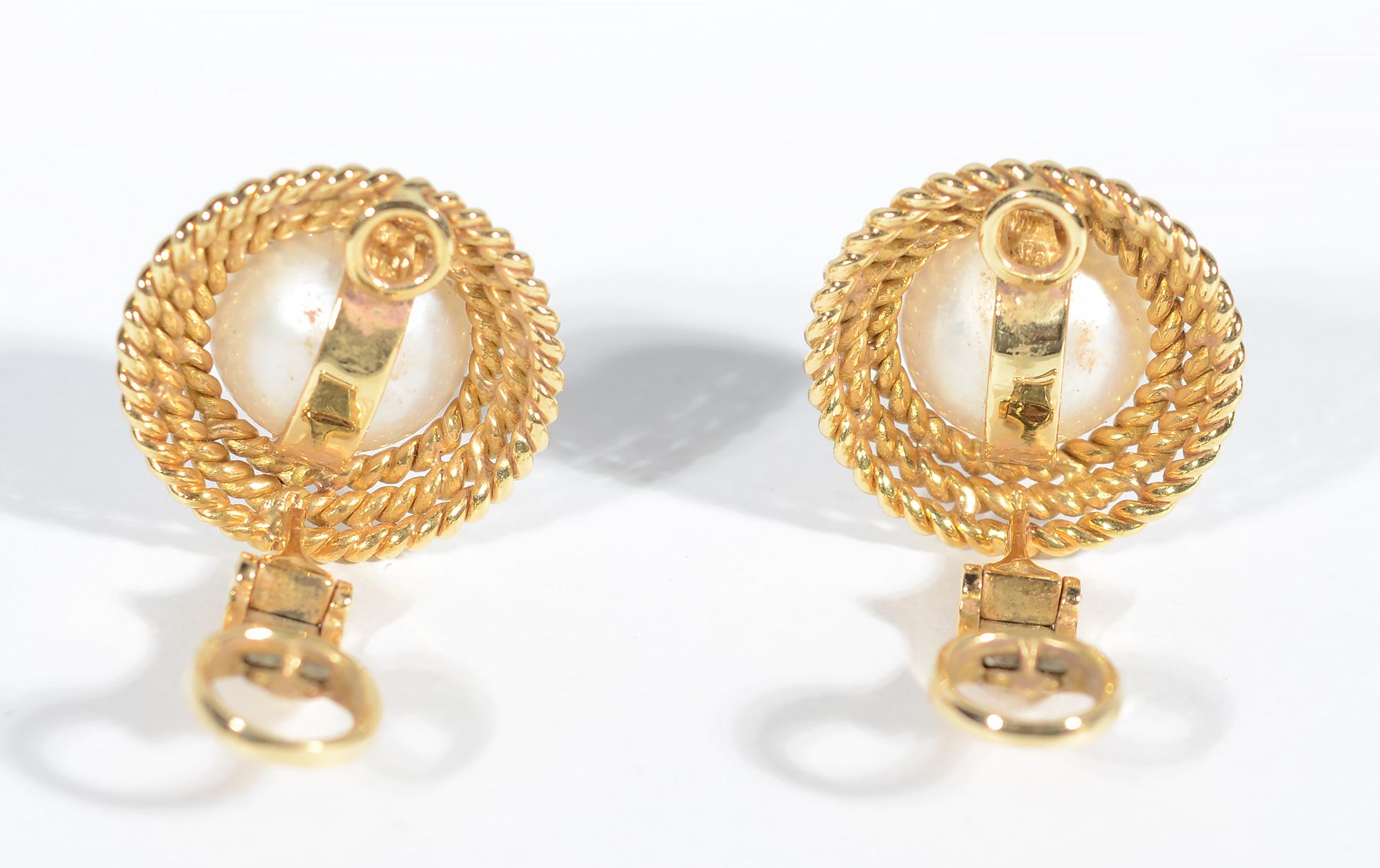 Boucles d'oreilles classiques en perles rondes serties dans un triple collier d'or torsadé. Les perles mesurent 12,5 mm. Les boucles d'oreilles ont un diamètre de 3/4