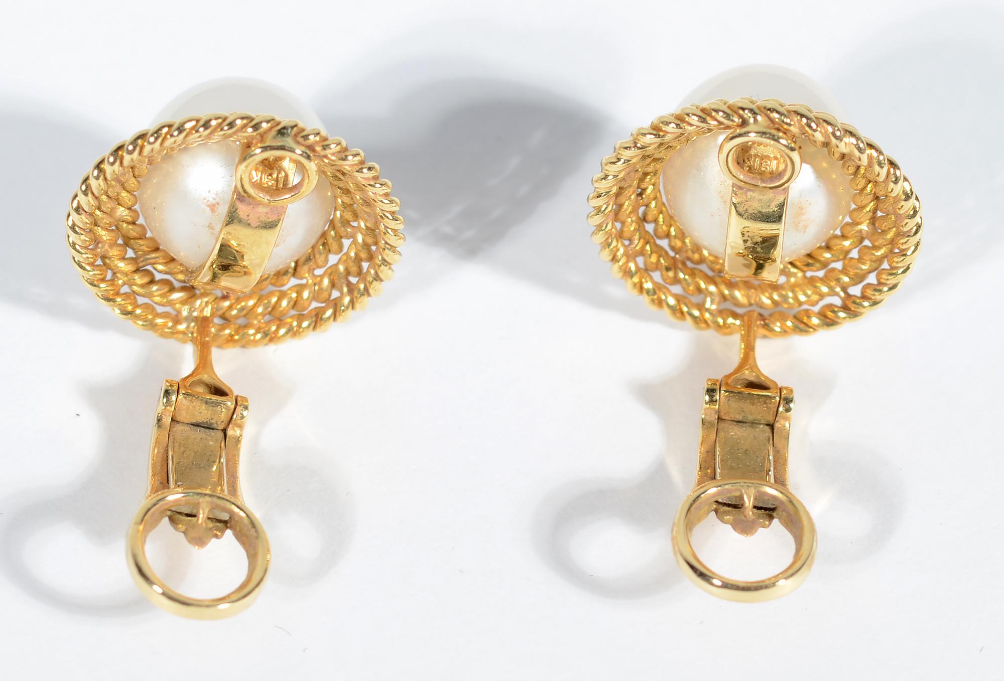 Boucles d'oreilles en perles avec collier en or à trois bandes en vente 1