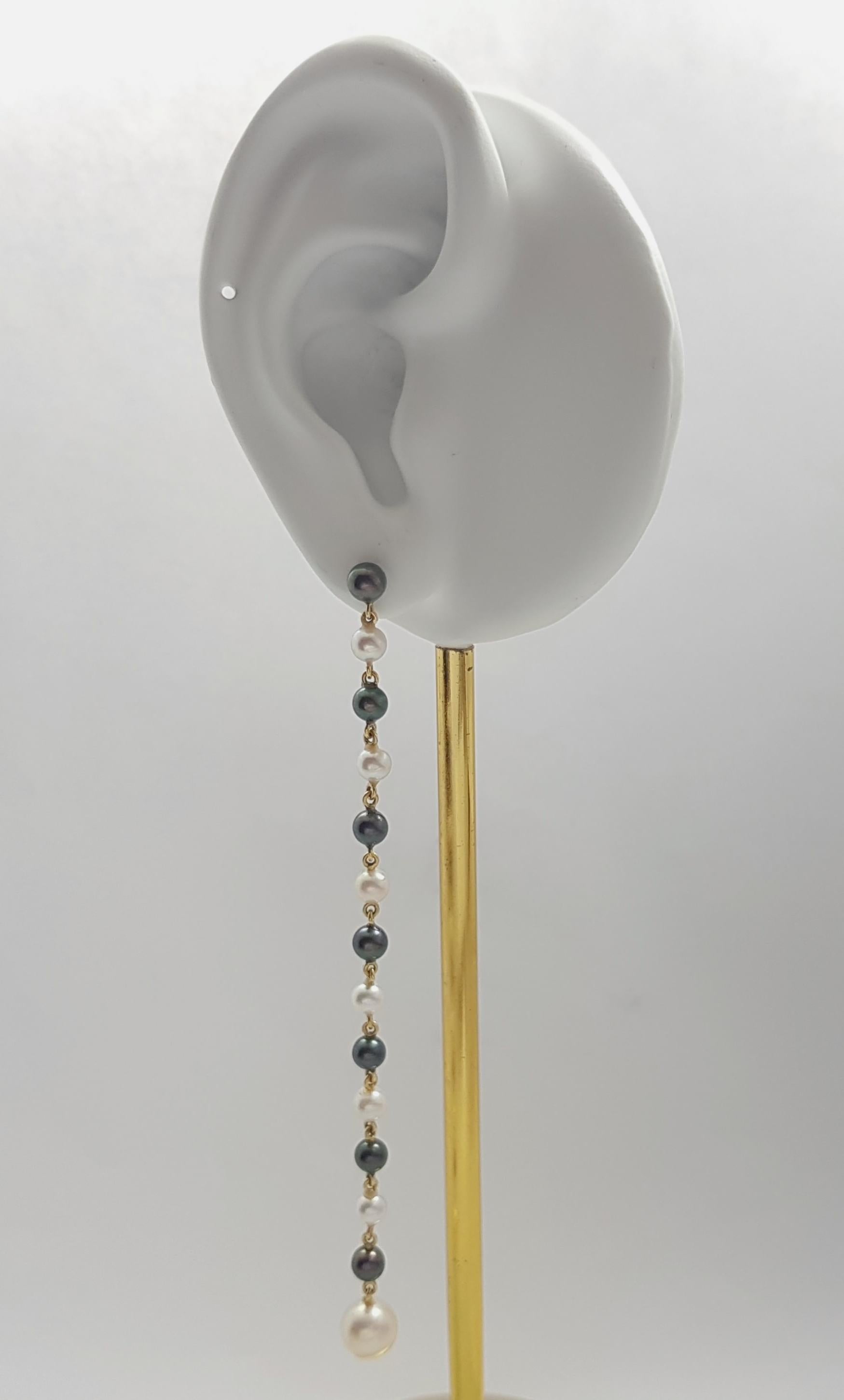Pearl Earrings set in 18K Gold Settings

Width: 0.7 cm 
Length: 9.8 cm
Total Weight: 7.27 grams

