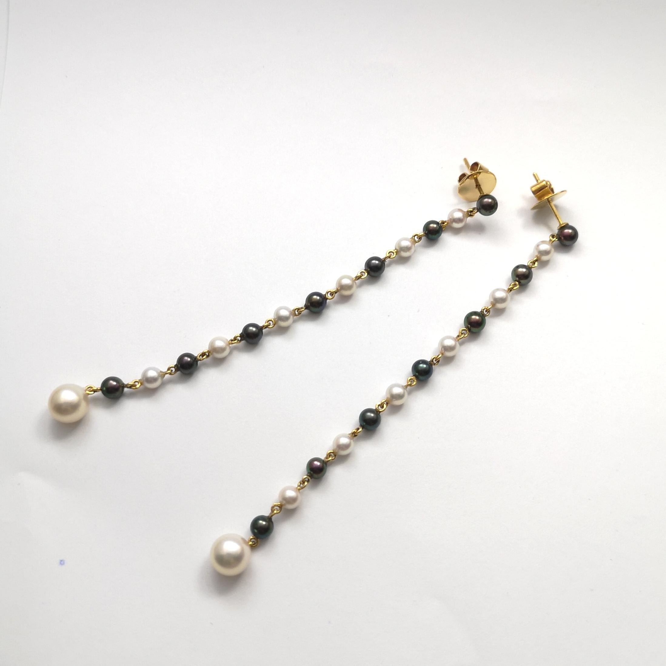 Pearl Earrings set in 18K Gold Settings In New Condition For Sale In Bangkok, TH