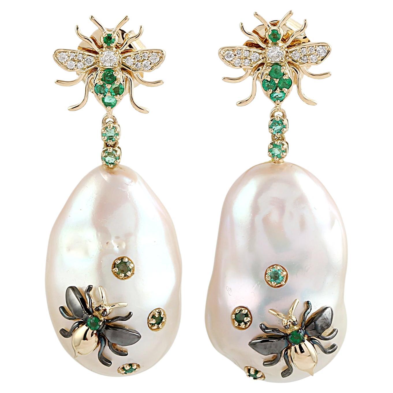 Pearl Earrings With Bee In Emerald & Diamonds Made In 18k Yellow Gold For Sale