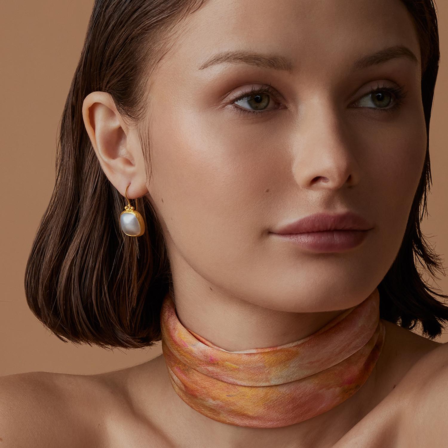Boucles d'oreilles perles et diamants, or jaune massif 24kt, taille moyenne, longueur : 1