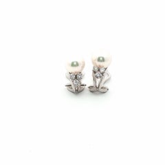 Pearl earrings with diamonds in 18k white gold