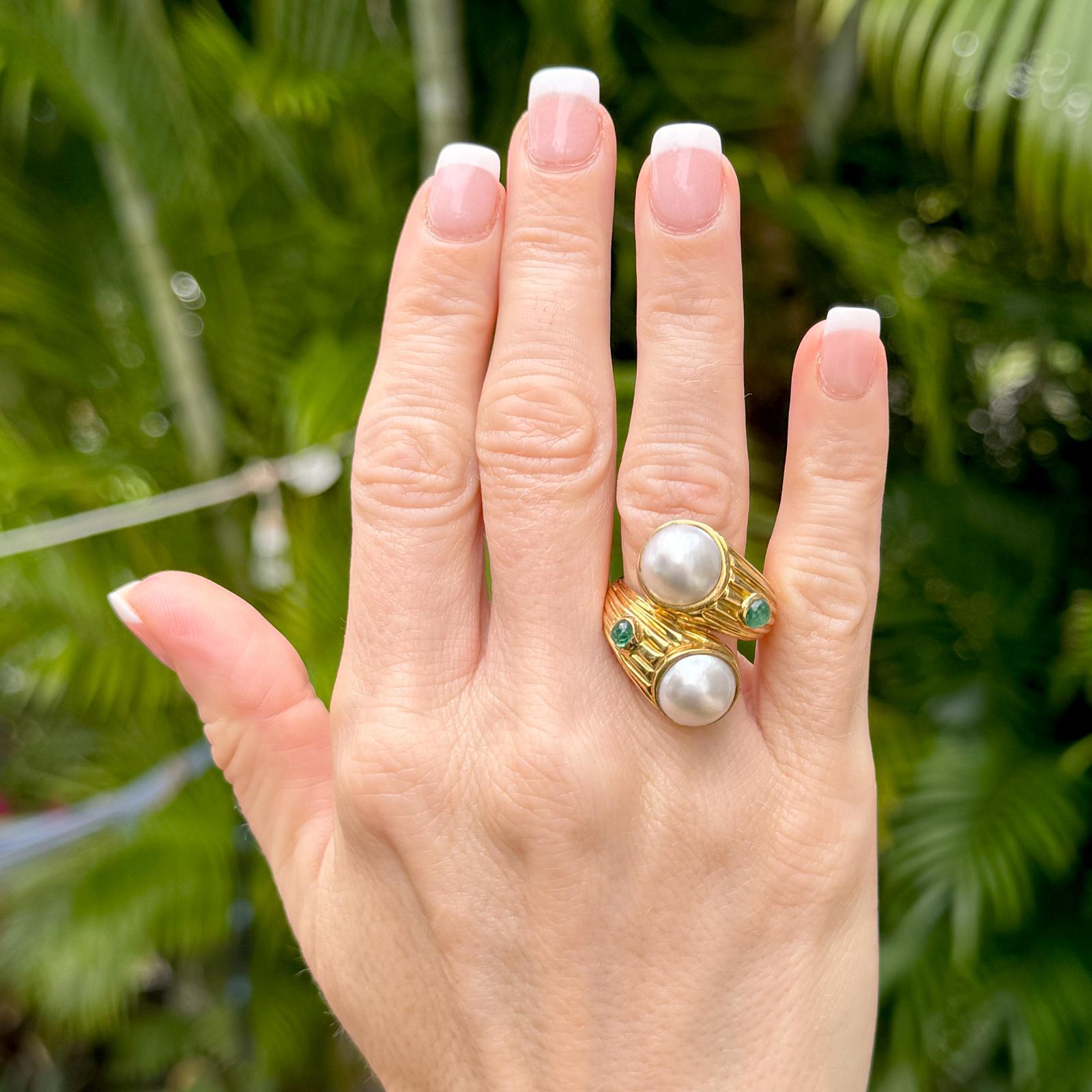 Contemporary Pearl Emerald 18 Karat Yellow Gold Vintage Bypass Ring For Sale