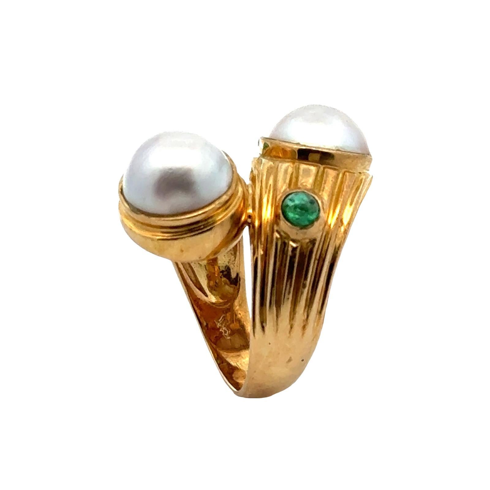 Pearl Emerald 18 Karat Yellow Gold Vintage Bypass Ring In Excellent Condition For Sale In Boca Raton, FL