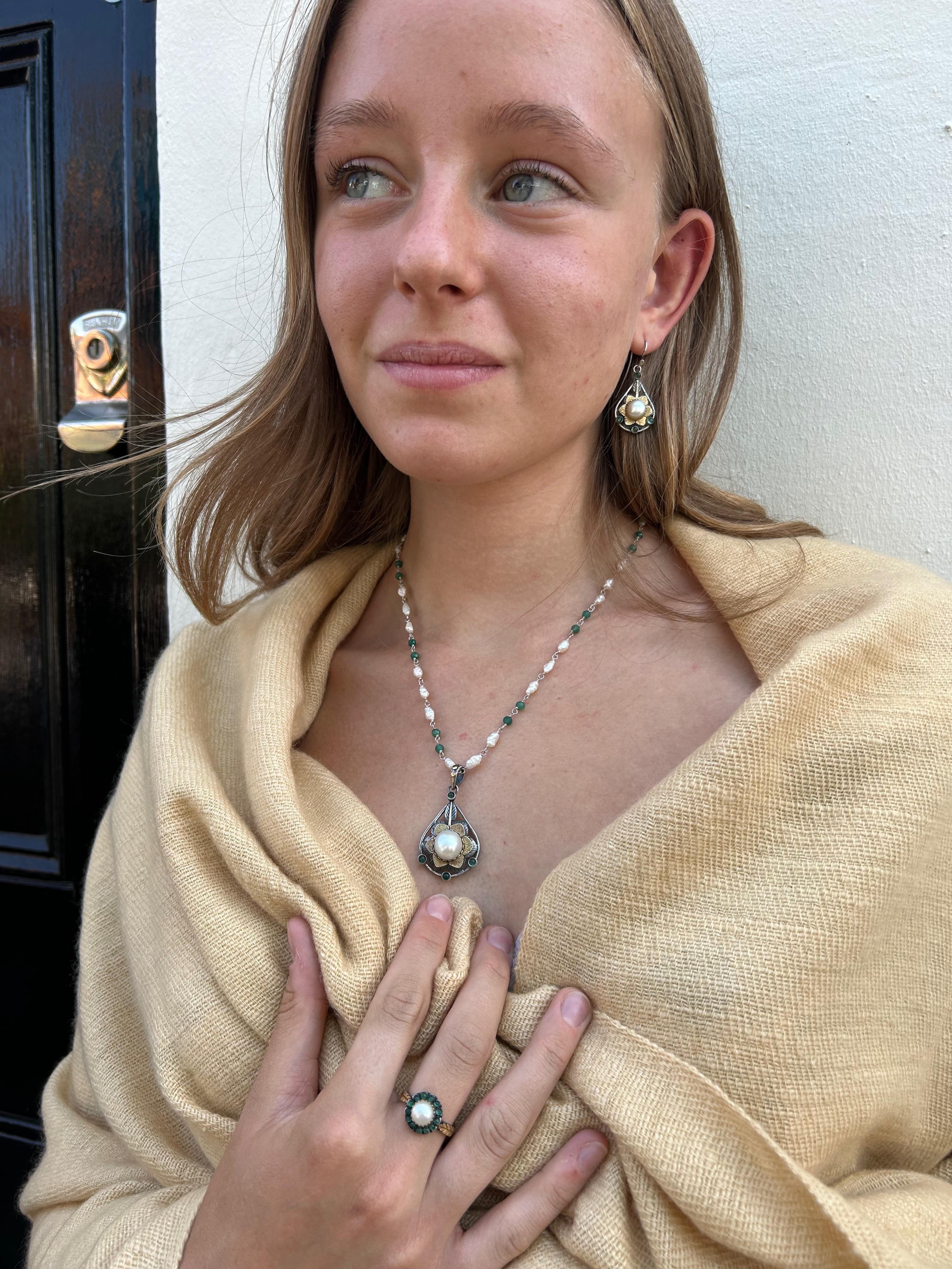 Cabochon Orecchini a pendente con perla e smeraldo in oro 18K e argento in vendita
