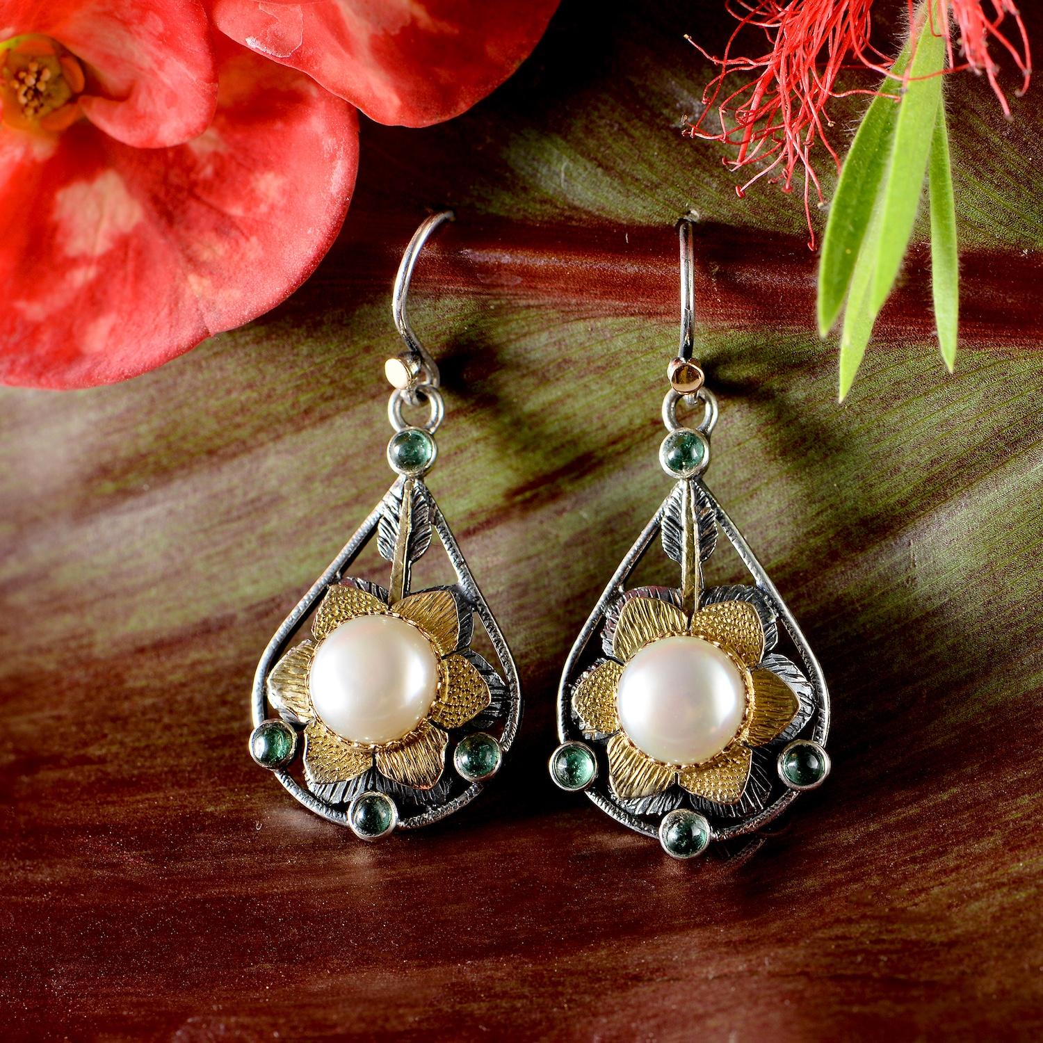 Donna Orecchini a pendente con perla e smeraldo in oro 18K e argento in vendita