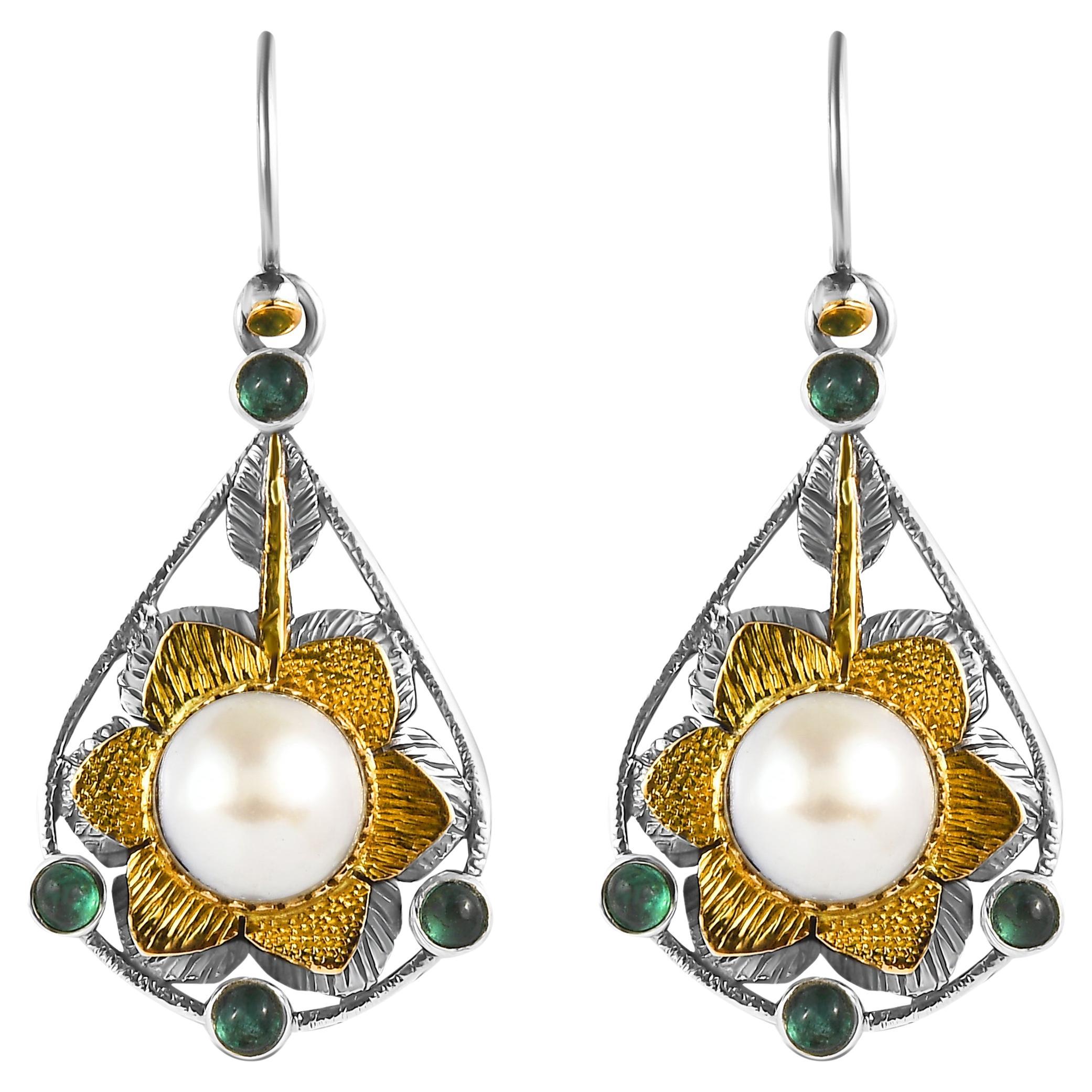 Orecchini a pendente con perla e smeraldo in oro 18K e argento