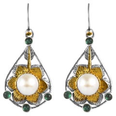 Orecchini a pendente con perla e smeraldo in oro 18K e argento