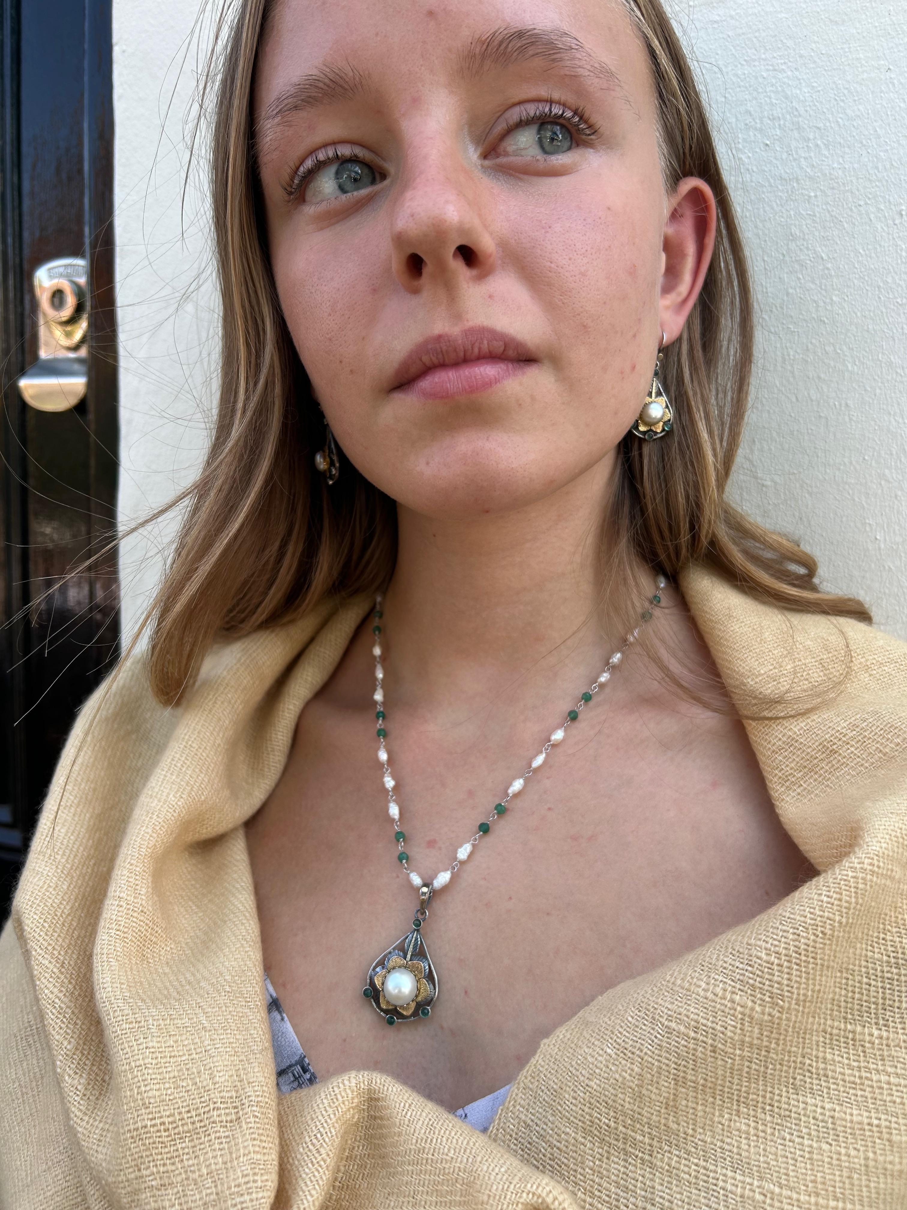 Cabochon Ciondolo con perla e smeraldo in oro 18 carati e argento in vendita