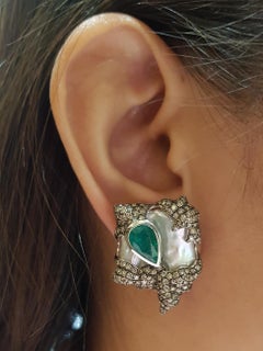 Pendientes de perla, esmeralda y diamante marrón engastados en oro blanco de 18 quilates