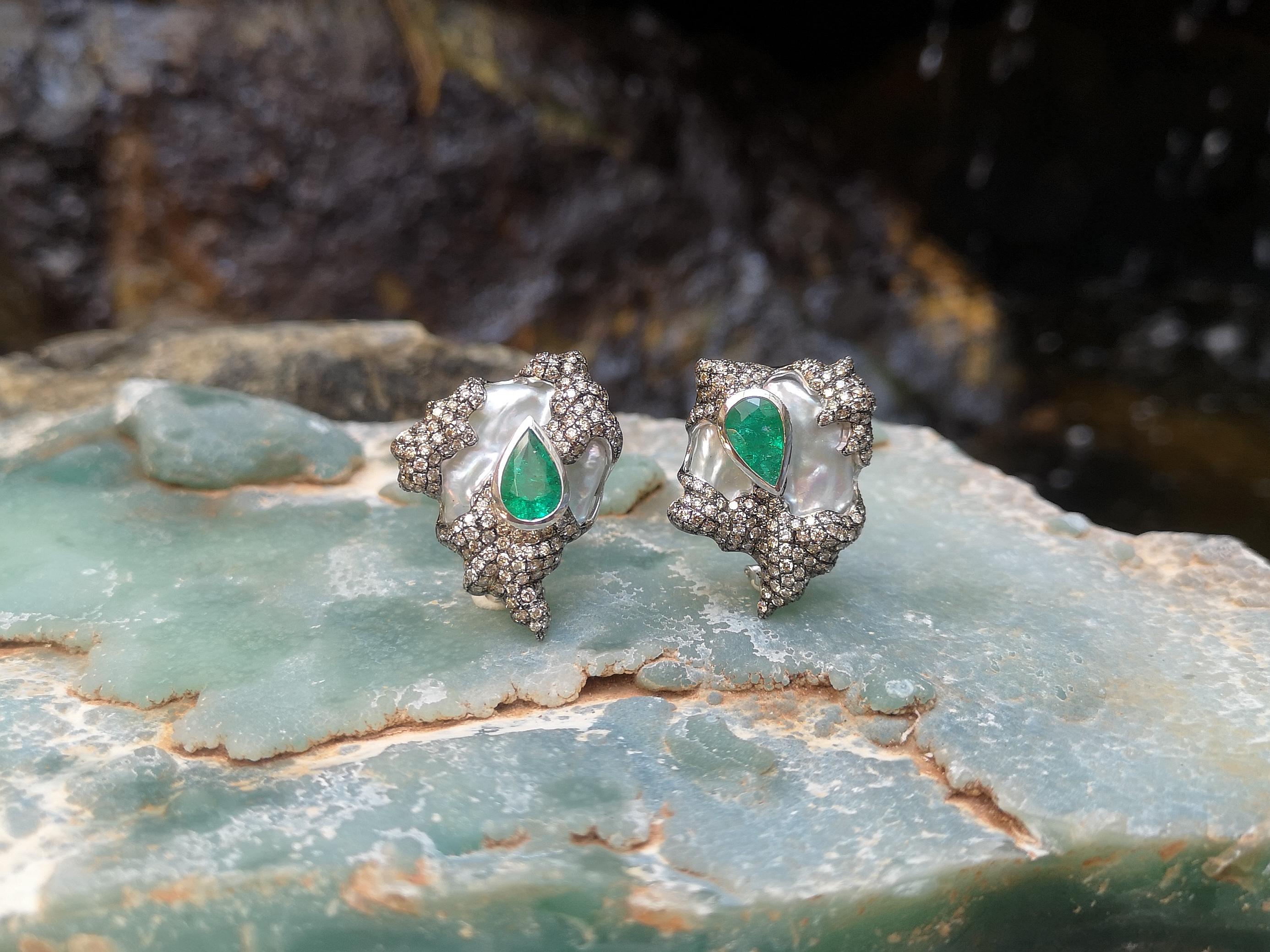 Perlen-, Smaragd- und braune Diamant-Ohrringe aus 18 Karat Weißgold (Zeitgenössisch) im Angebot