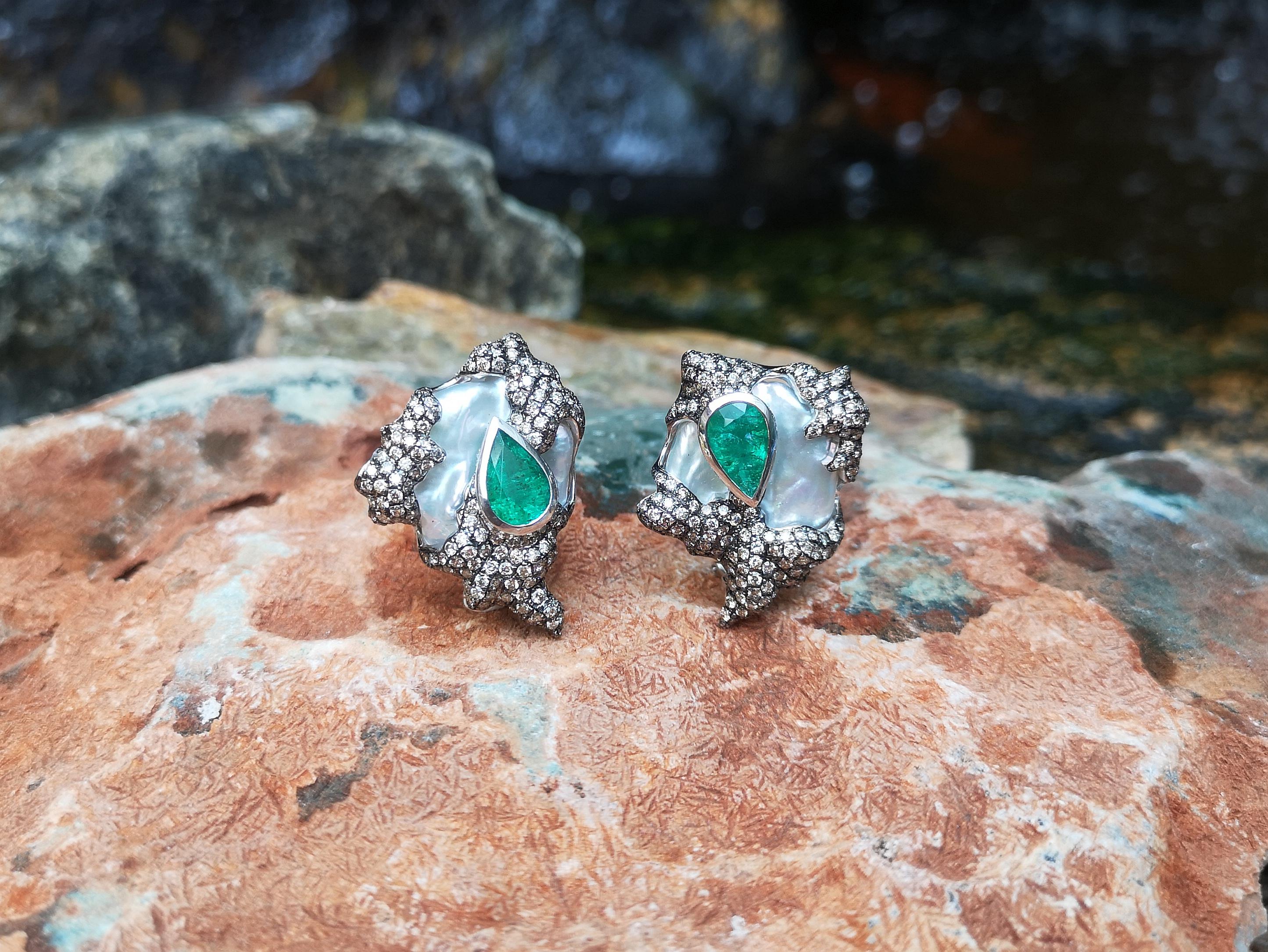 Perlen-, Smaragd- und braune Diamant-Ohrringe aus 18 Karat Weißgold im Angebot 2