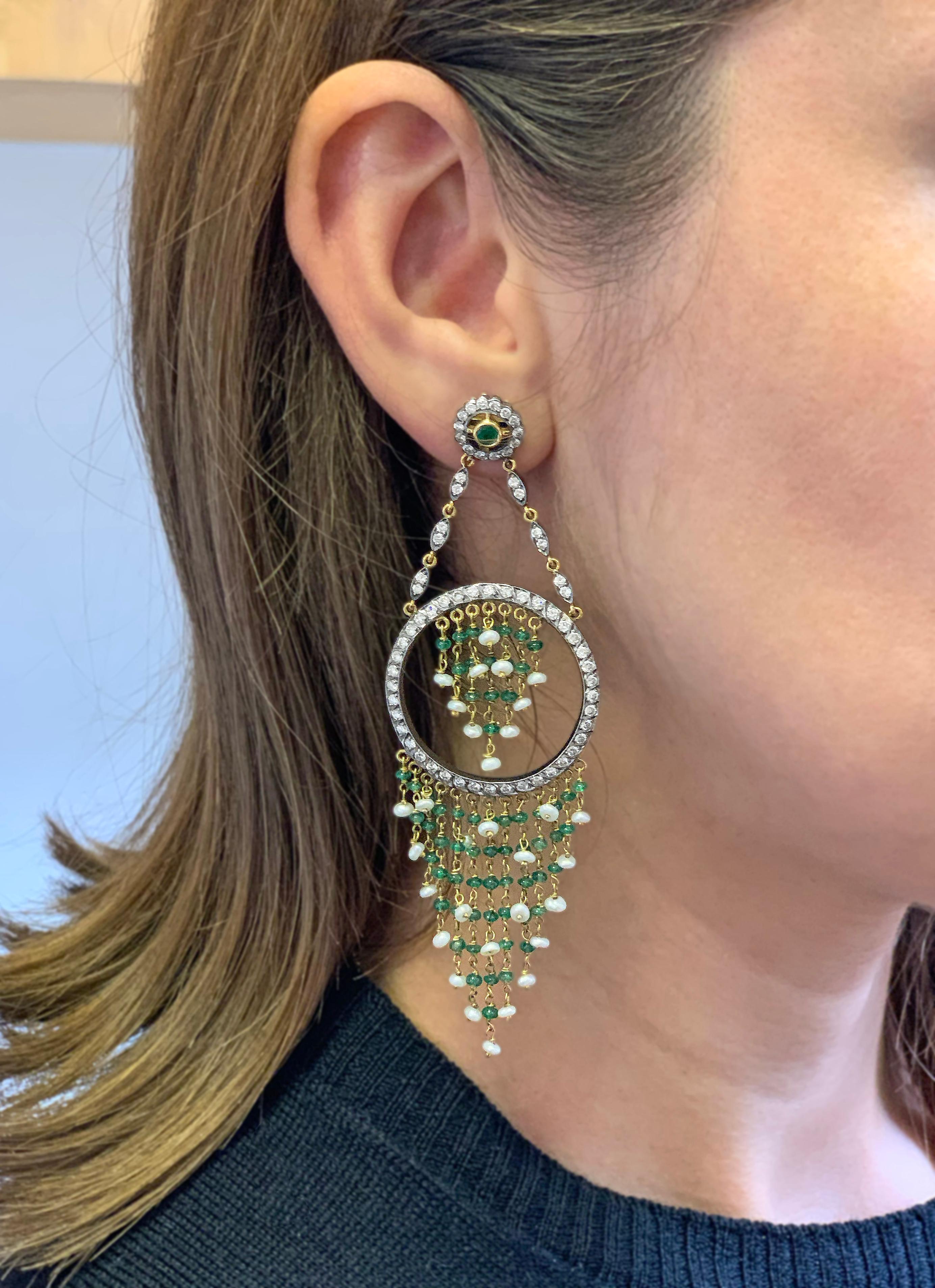 Cascade-Kronleuchter-Ohrringe mit Perlen, Smaragden und Diamanten aus 18 Karat Gold (Brillantschliff) im Angebot