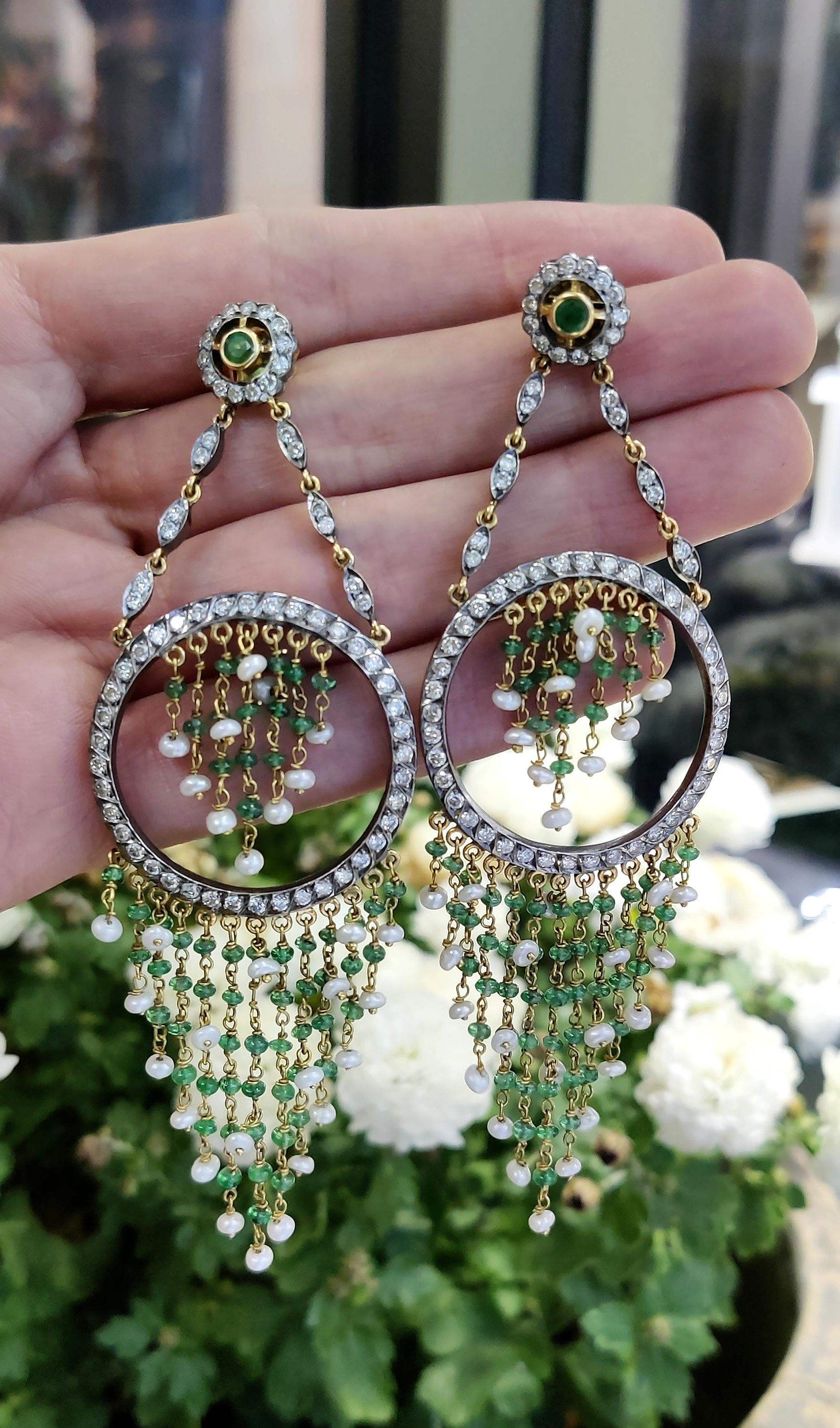 Cascade-Kronleuchter-Ohrringe mit Perlen, Smaragden und Diamanten aus 18 Karat Gold im Zustand „Gut“ im Angebot in London, GB