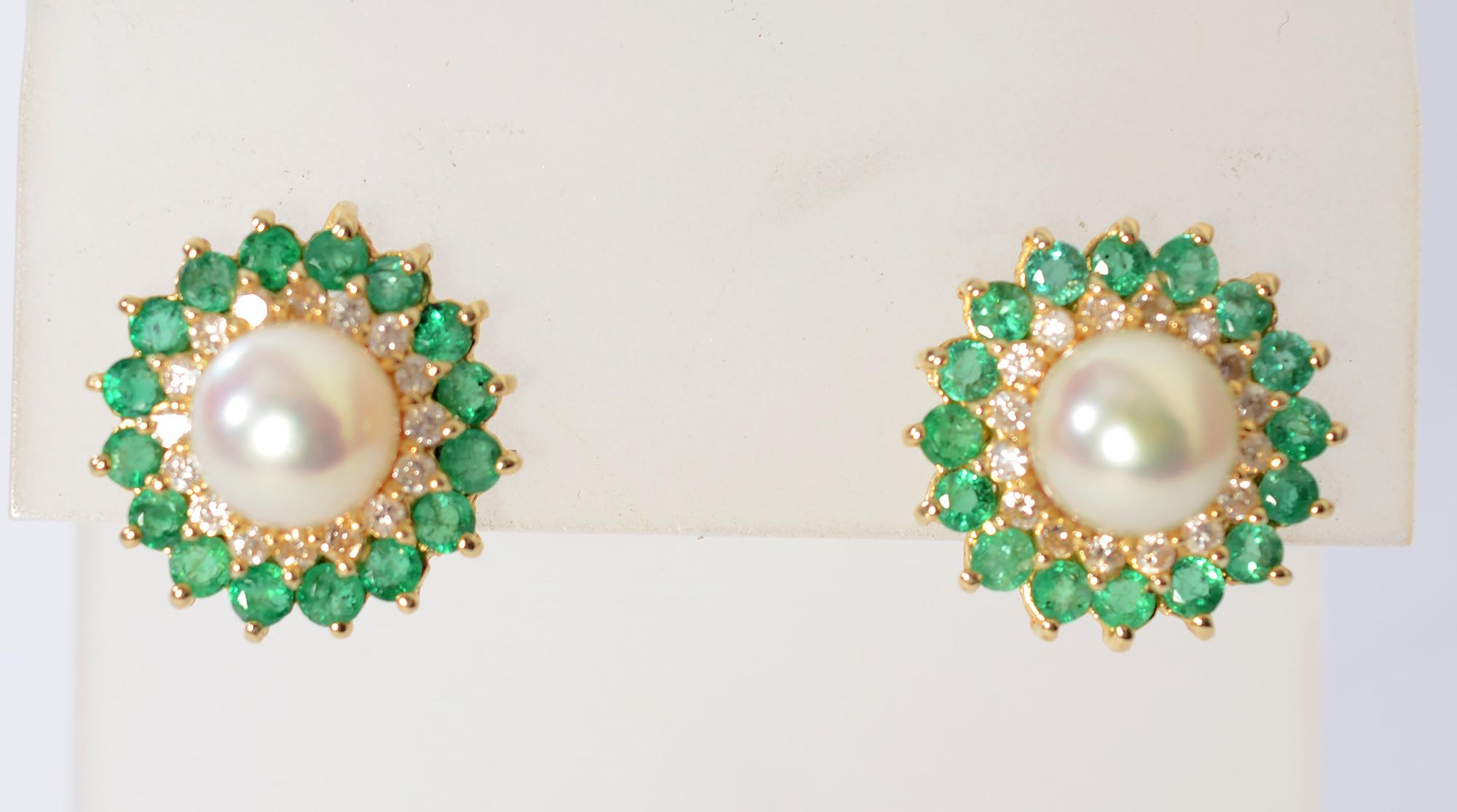 Zarte, aber wirkungsvolle Perlenohrringe, umgeben von Diamanten und Smaragden im Rundschliff. Die Ohrringe wurden wahrscheinlich in den 1960er Jahren hergestellt, aber das Design ist zeitlos. Die zentralen Perlen sind 7,25 mm groß. Das Gesamtgewicht
