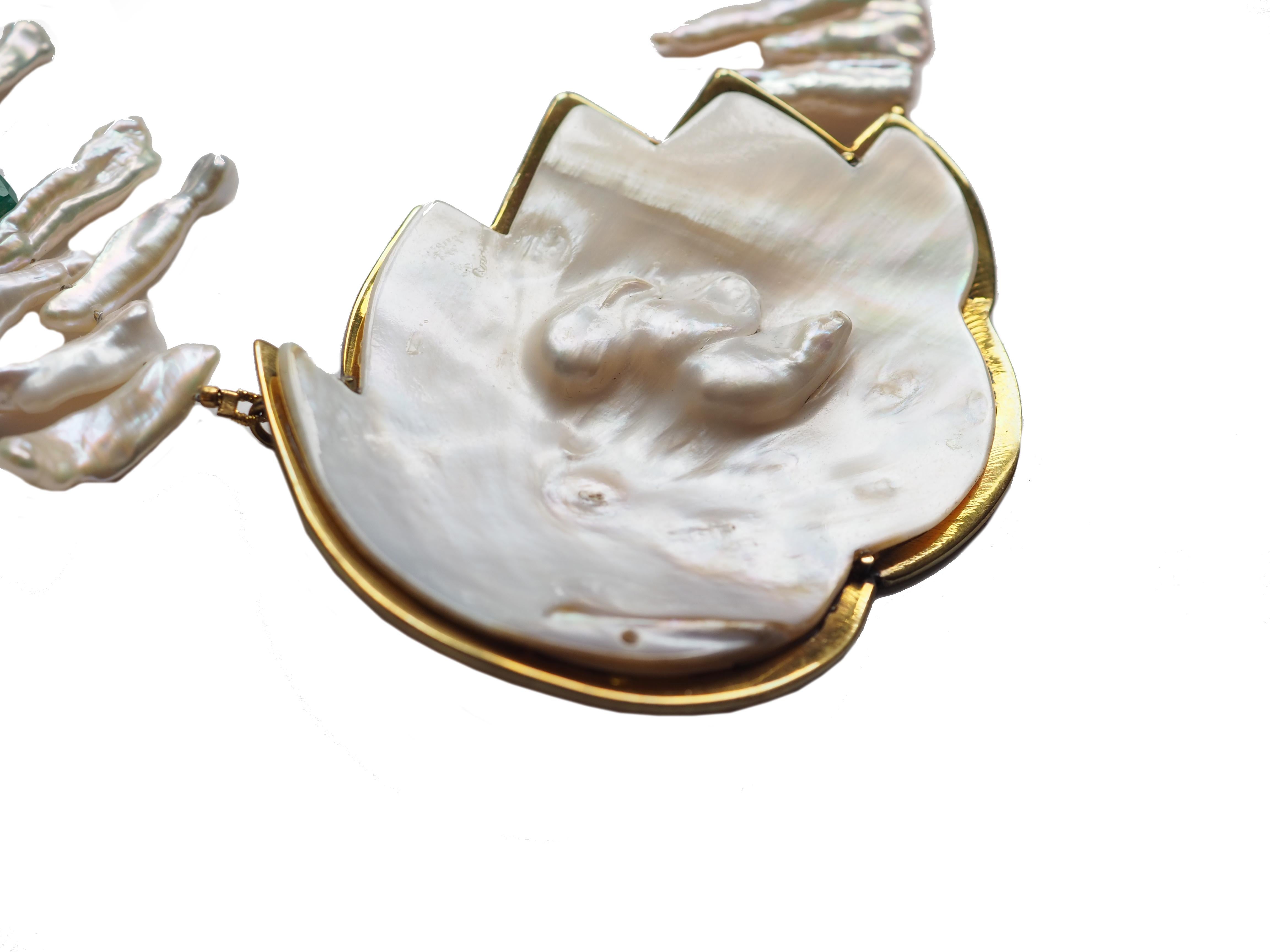 Perle giapponesi di smeraldo e grandi conchiglie di madreperla, bronzo. Misura 45 cm.
Tutti i gioielli di Giulia Colussi sono nuovi e non sono mai stati indossati o posseduti in precedenza. Ogni articolo arriverà a casa tua splendidamente