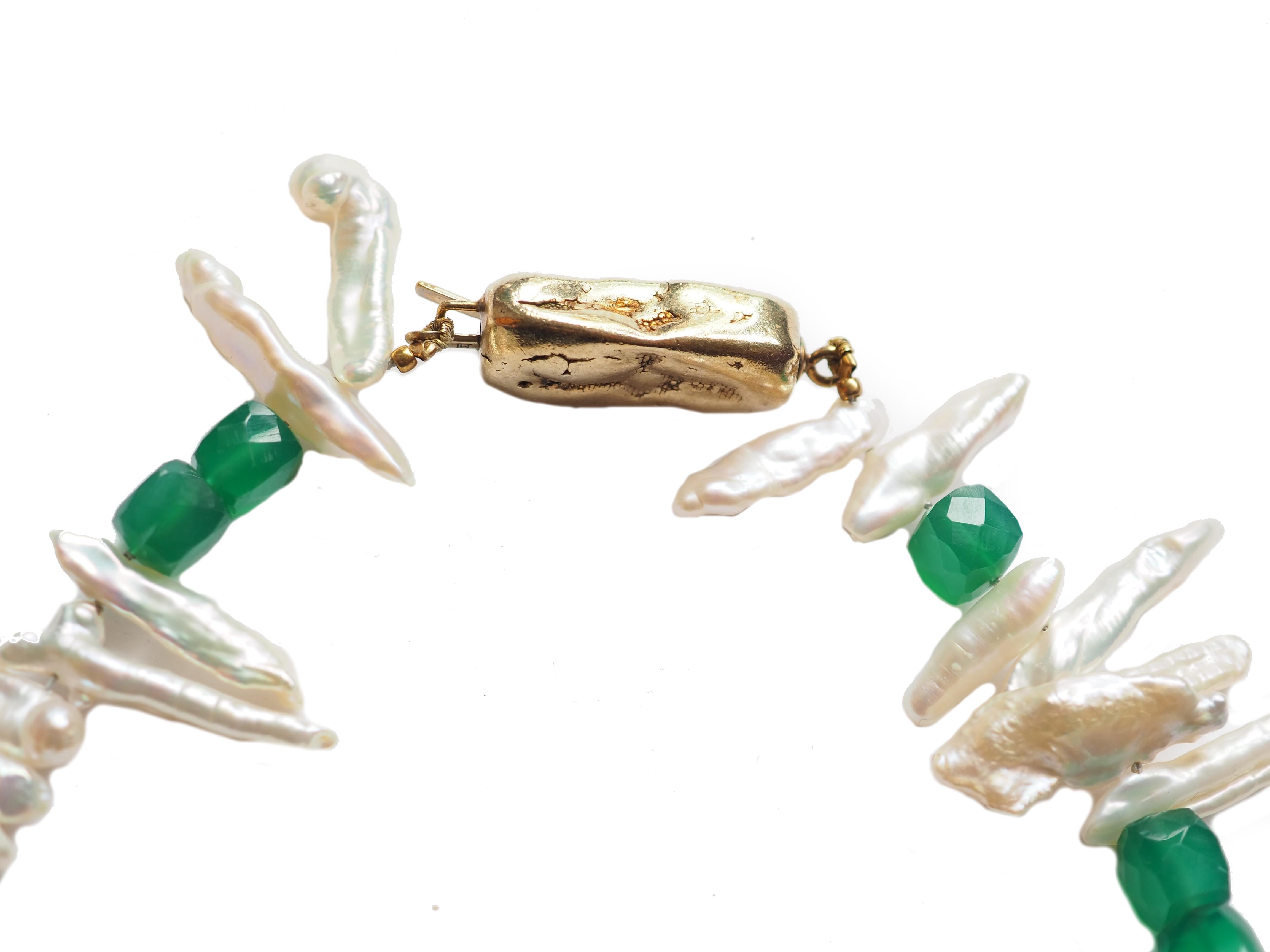 Artigiano Collana in bronzo con perle e smeraldi in vendita