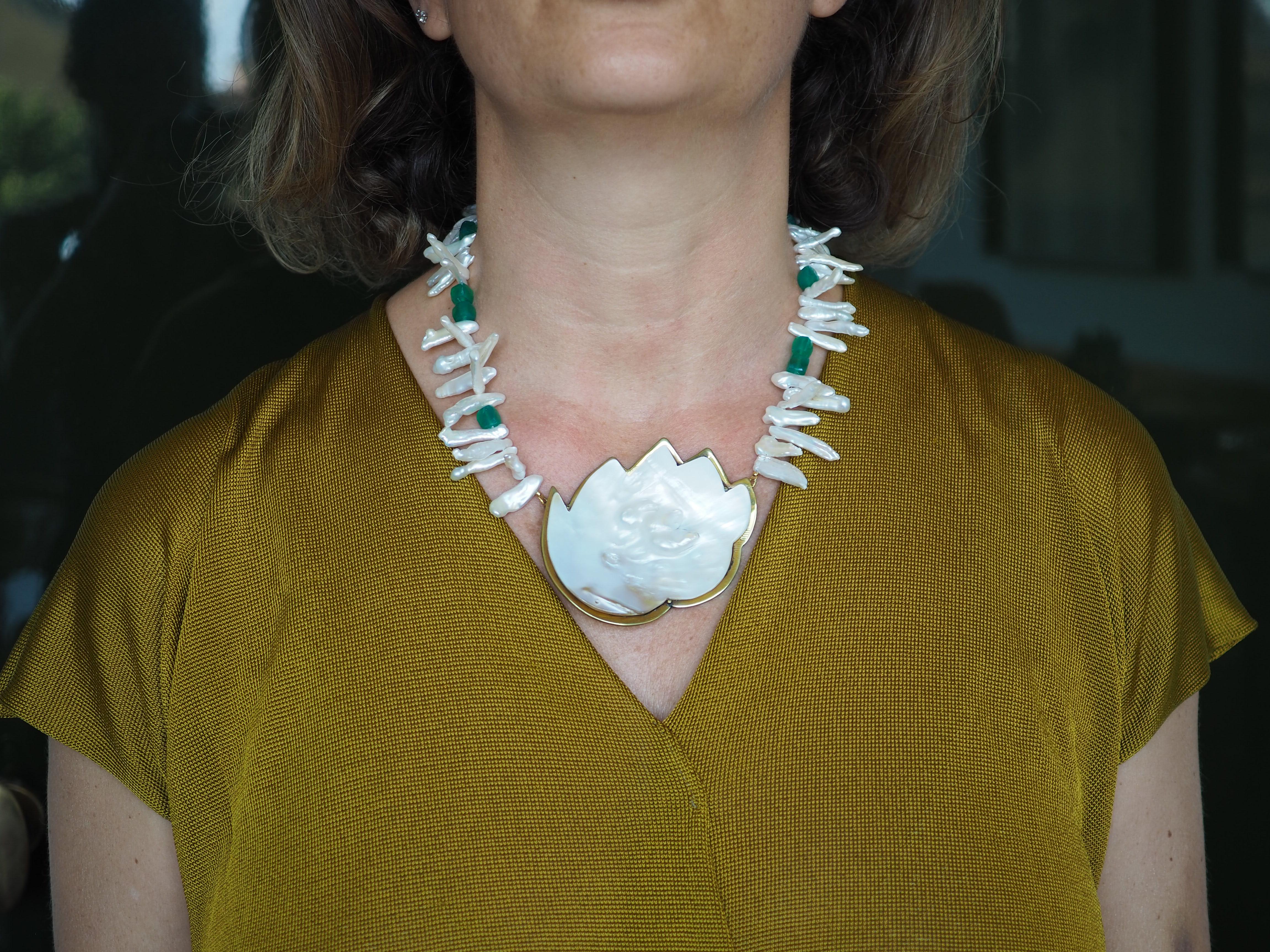 Collana in bronzo con perle e smeraldi in vendita 1