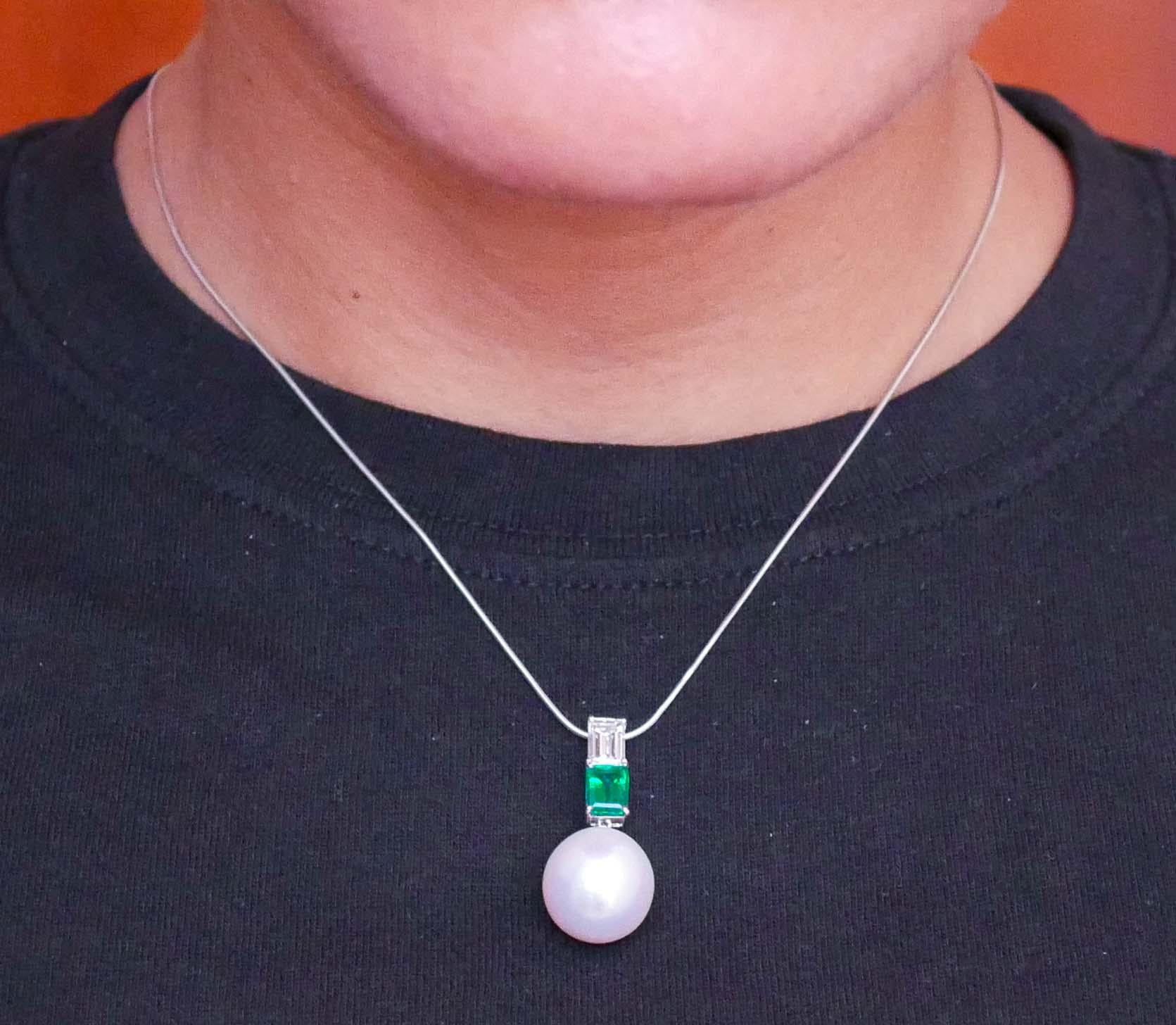 Pearl, Emerald, Diamonds, 18 Karat White Gold Pendant Necklace. In Good Condition For Sale In Marcianise, Marcianise (CE)
