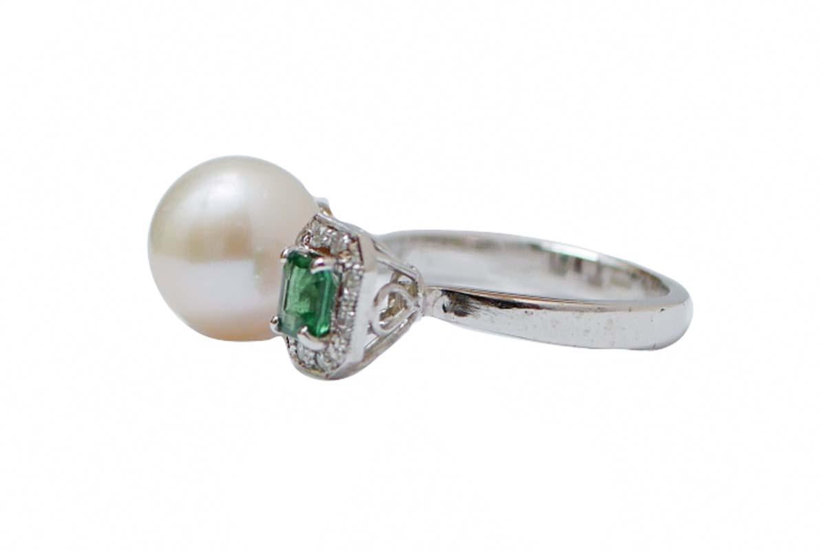 Fantastic ring in platinum structure mounted with a pearl and an emerald surrounded by diamonds.
This ring was totally handmade by Italian master goldsmiths and it is in perfect conditions.
Diamonds 0.13 ct
Emerald 0.51 ct
Pearl 1.70 gr - 11