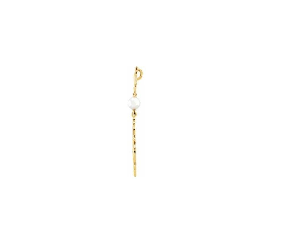 La fleur de lys est le style classique qui ne se démode jamais. Ce magnifique collier à pendentif est fabriqué en or 14 carats et est livré avec une chaîne de 18 pouces. La classe et le style. Une pièce sûre pour attirer l'attention. 