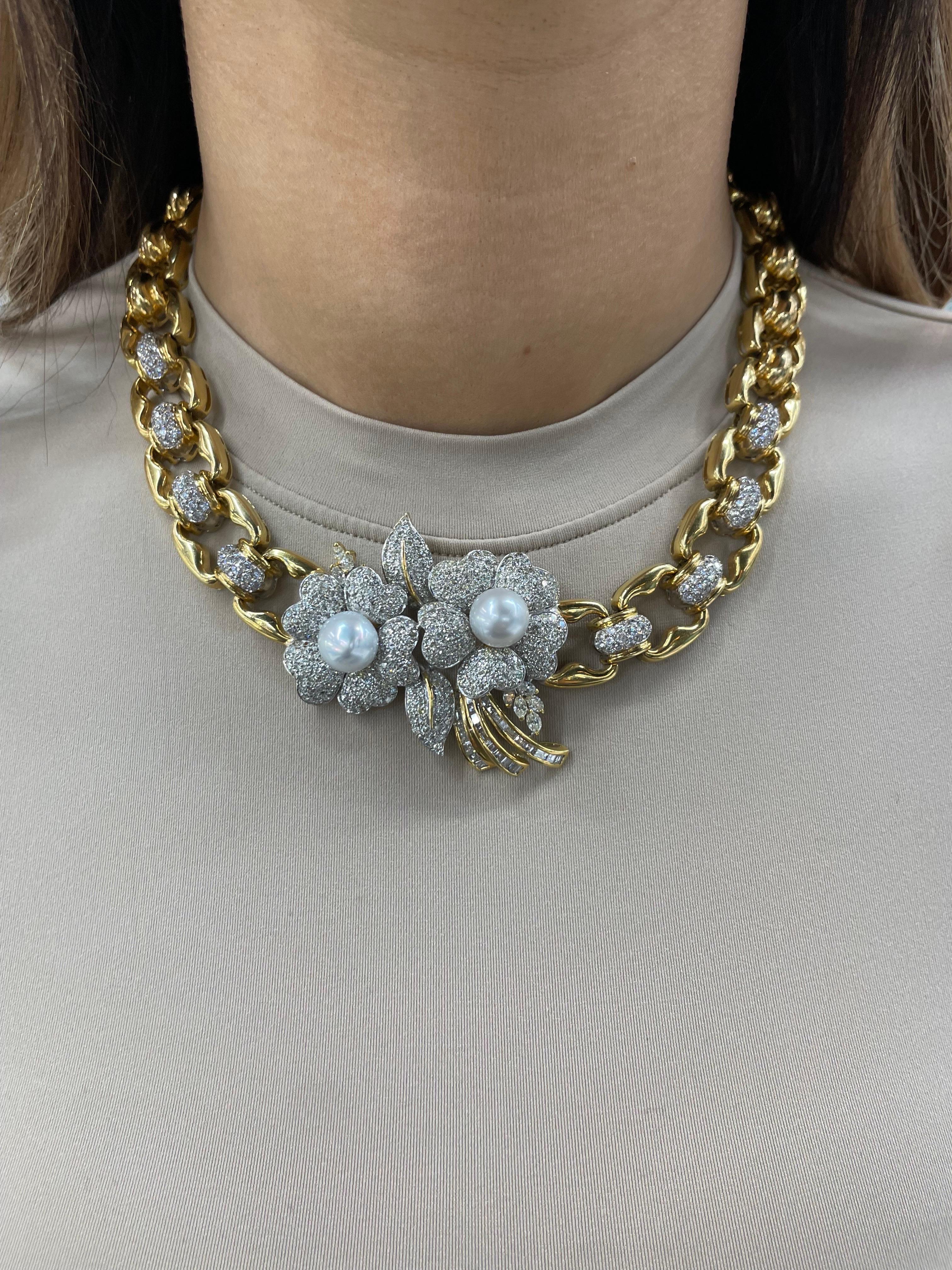 Vintage, 18 Karat Gelbgold Halskette mit zwei Diamanten floralen Zentrum mit weißen Perlen, 10-11 MM, auf einem Diamant-Glied Halskette mit einem Gewicht von 155,2 Gramm.
Farbe G-H
Klarheit SI