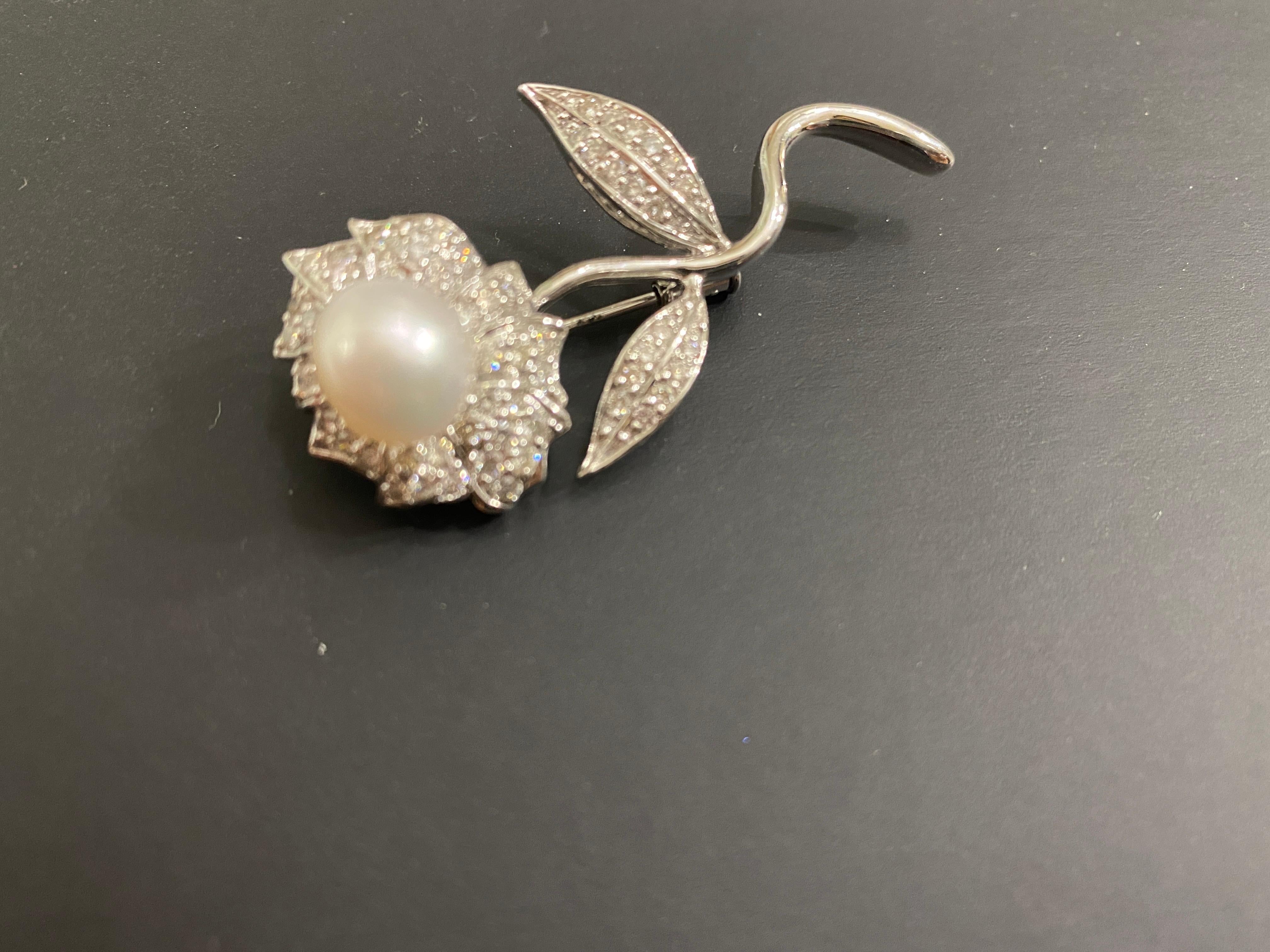 Broche à fleurs en perles Neuf - En vente à Houston, TX