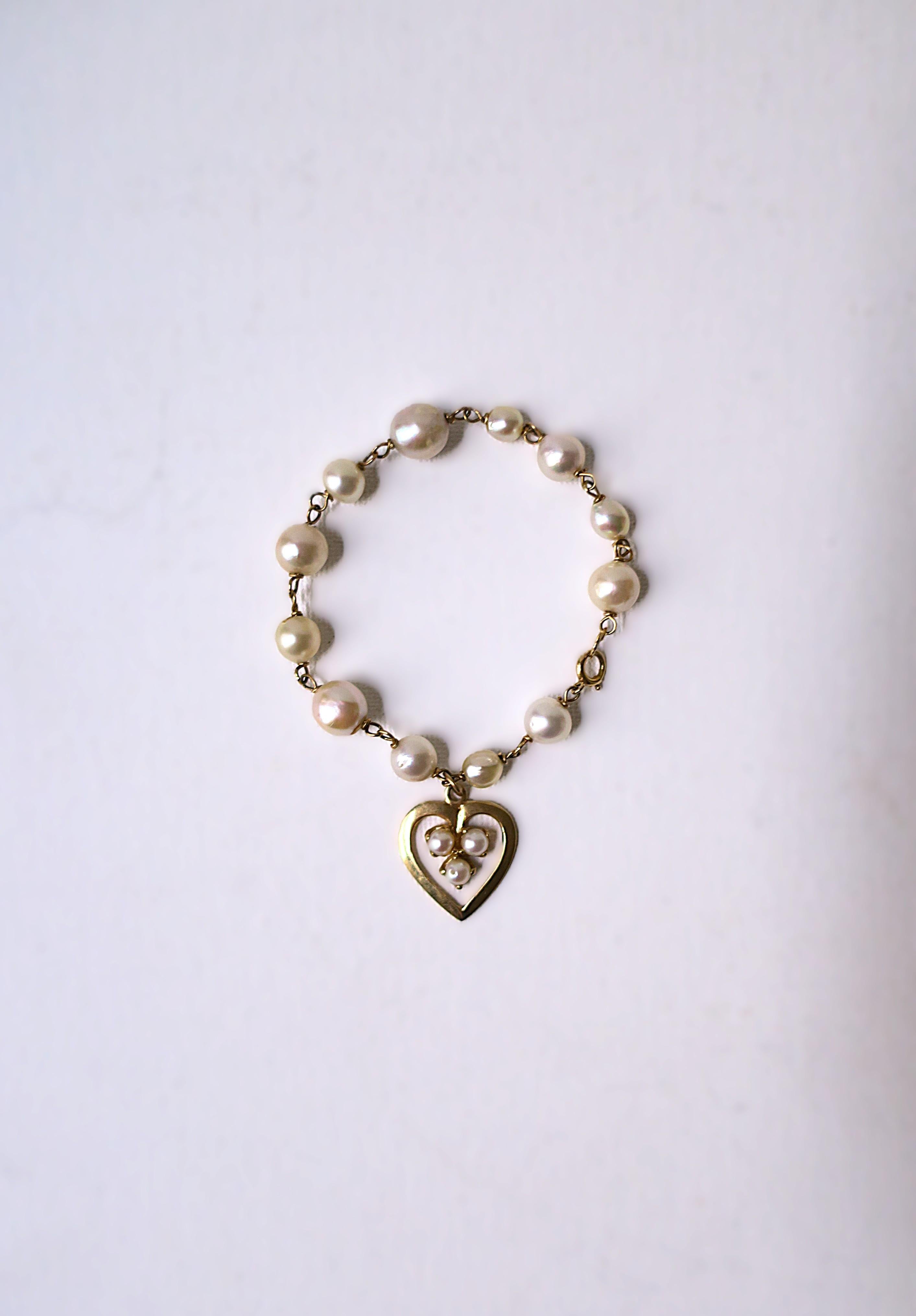 Taglio rotondo Bracciale con perle e cuore in oro 14 carati in vendita