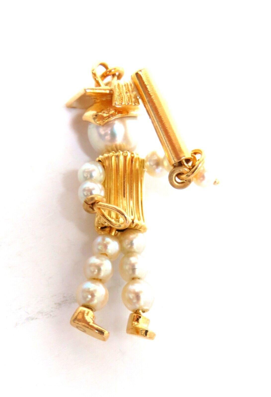 Graduation charm

3 mm natural akoya pearls

Overall: 26 x 13mm

14 karat gold

3.3 grams