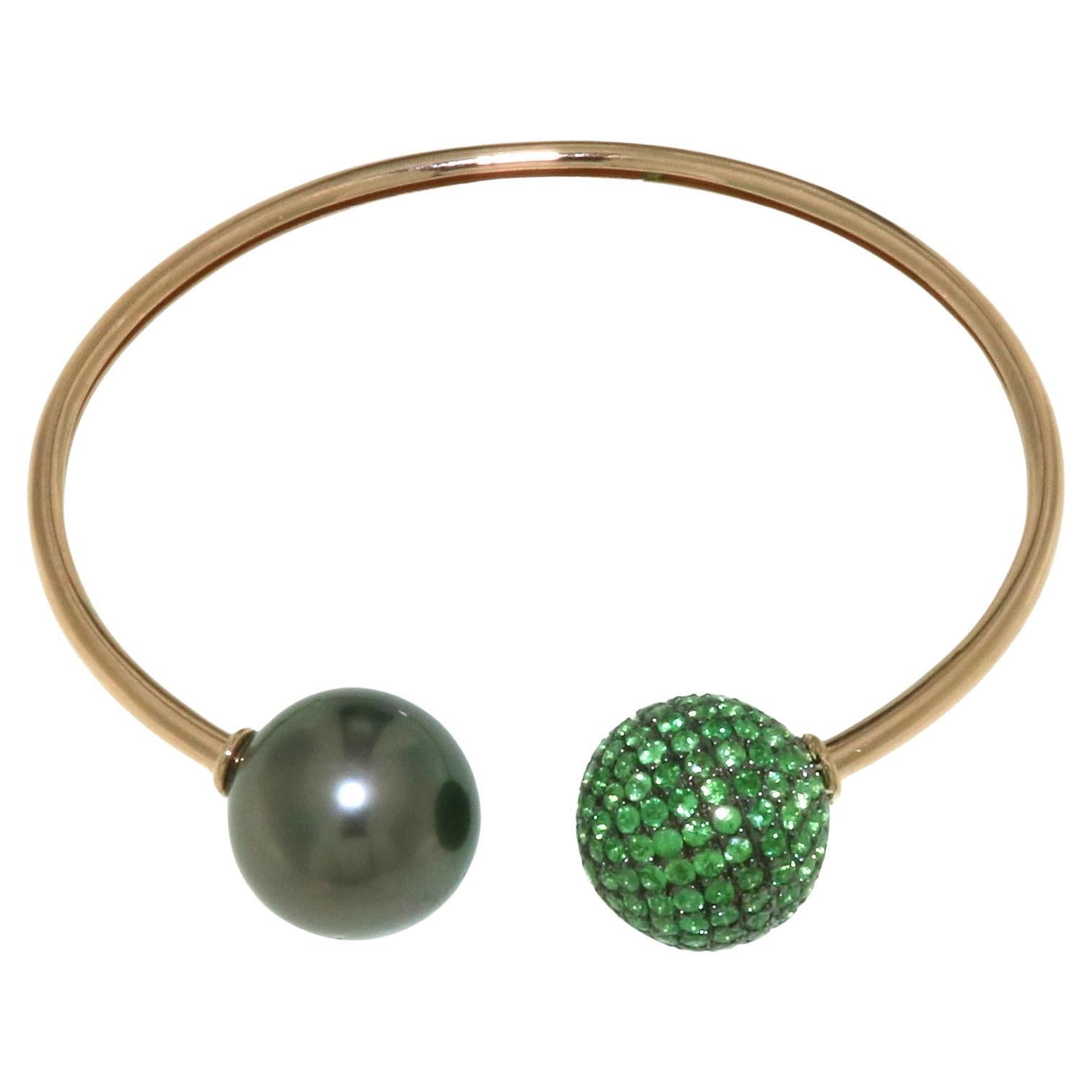 Perlen- und grünes Pave-Saphir-Perlenarmband aus 18 Karat Gold im Angebot