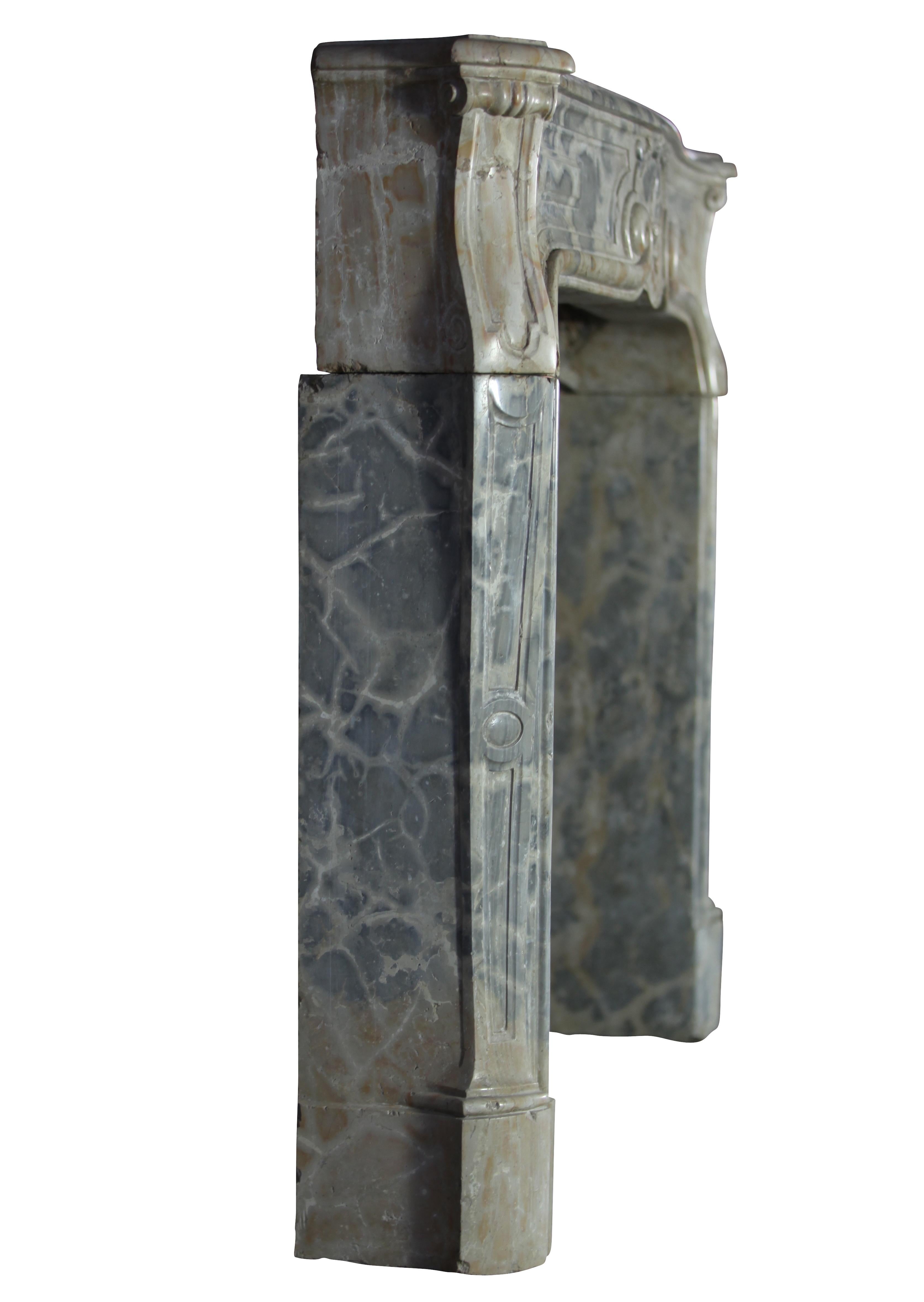 Pearl-Grey & Beige 18th C. Chimney Piece - Refined Luxury Design Concepts In Excellent Condition For Sale In Beervelde, BE