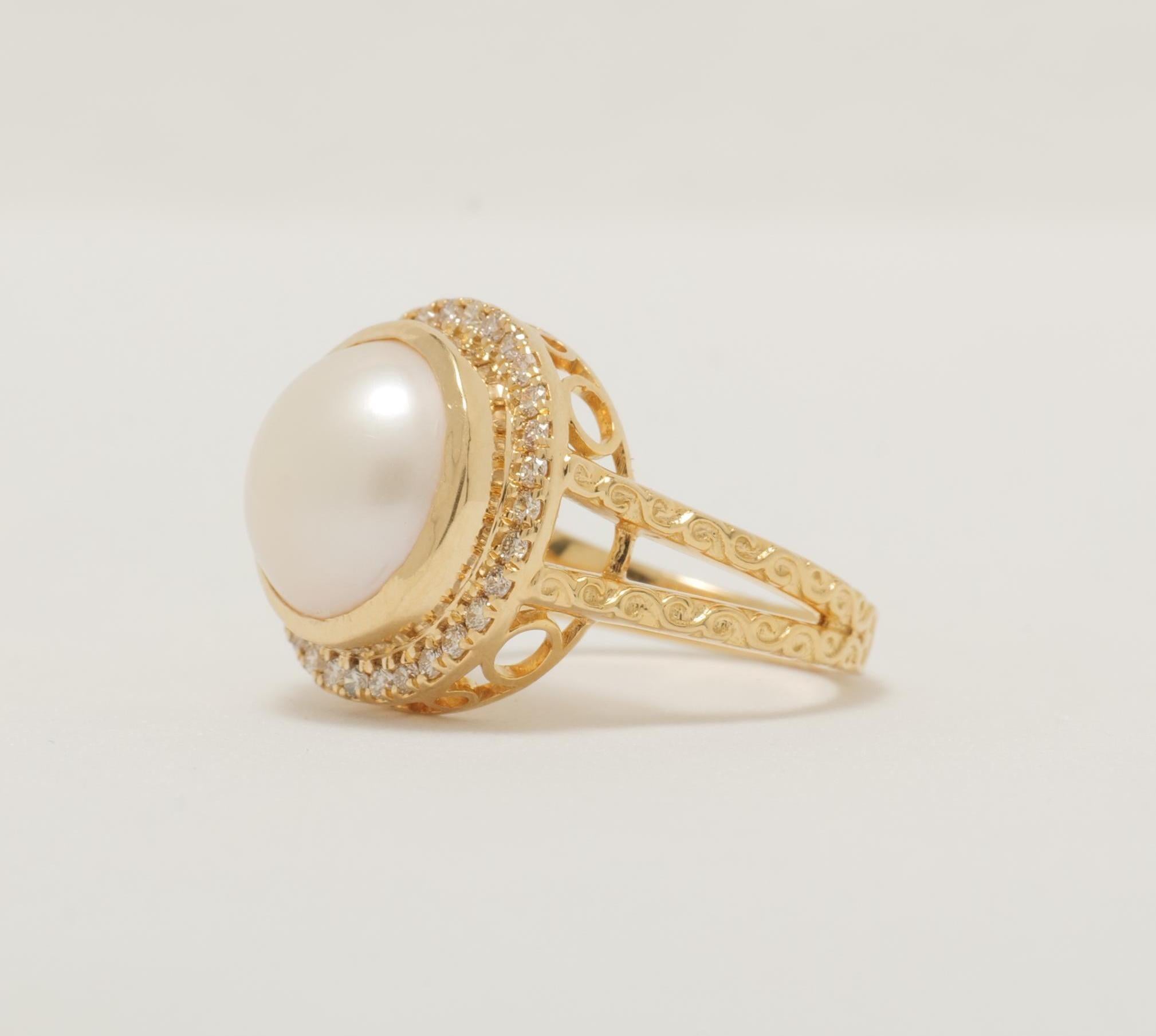 Taglio rotondo Anello con diamante a forma di perla in oro massiccio 14K (certificato) in vendita