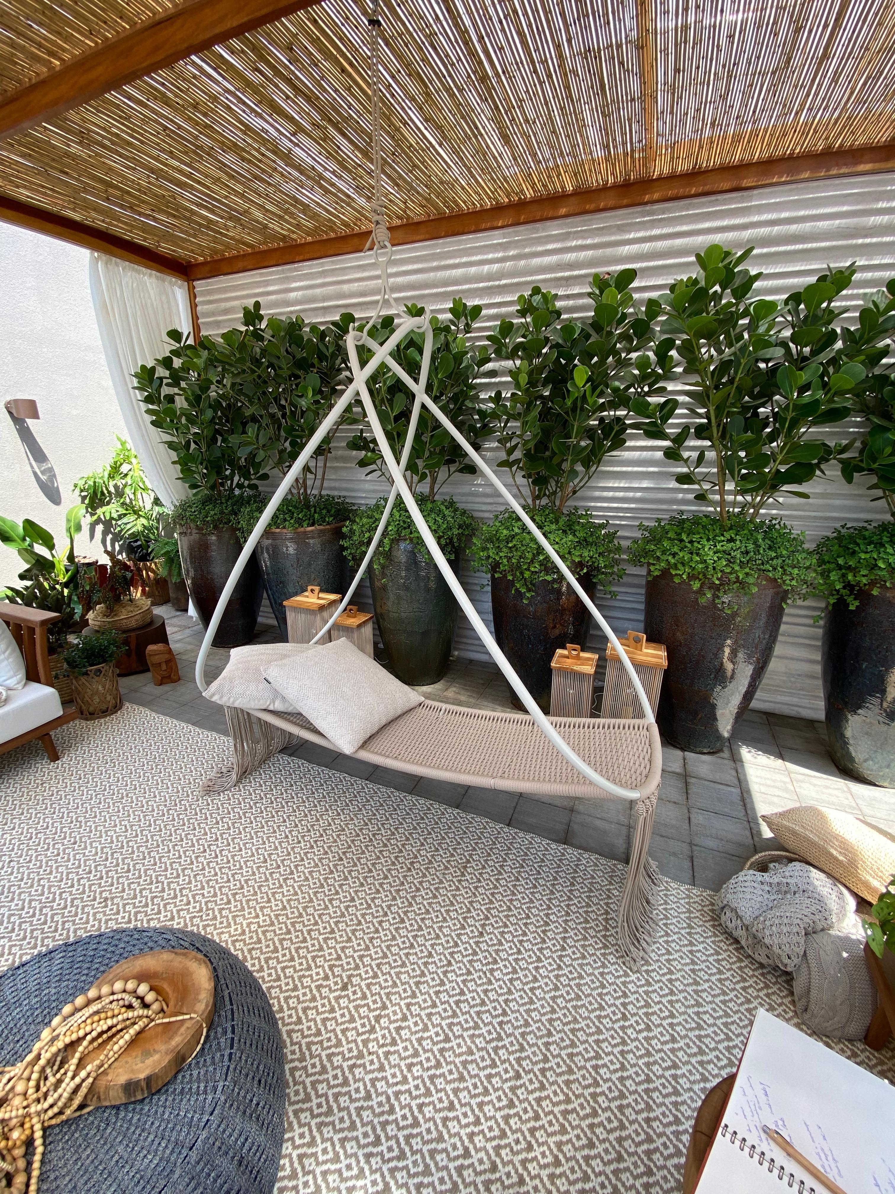 La balançoire Pearl peut être utilisée aussi bien à l'intérieur qu'à l'extérieur. 
La structure est en aluminium avec une peinture électrostatique de haute performance.
L'assise est réalisée en corde marine tressée à la main en macramé et franges.