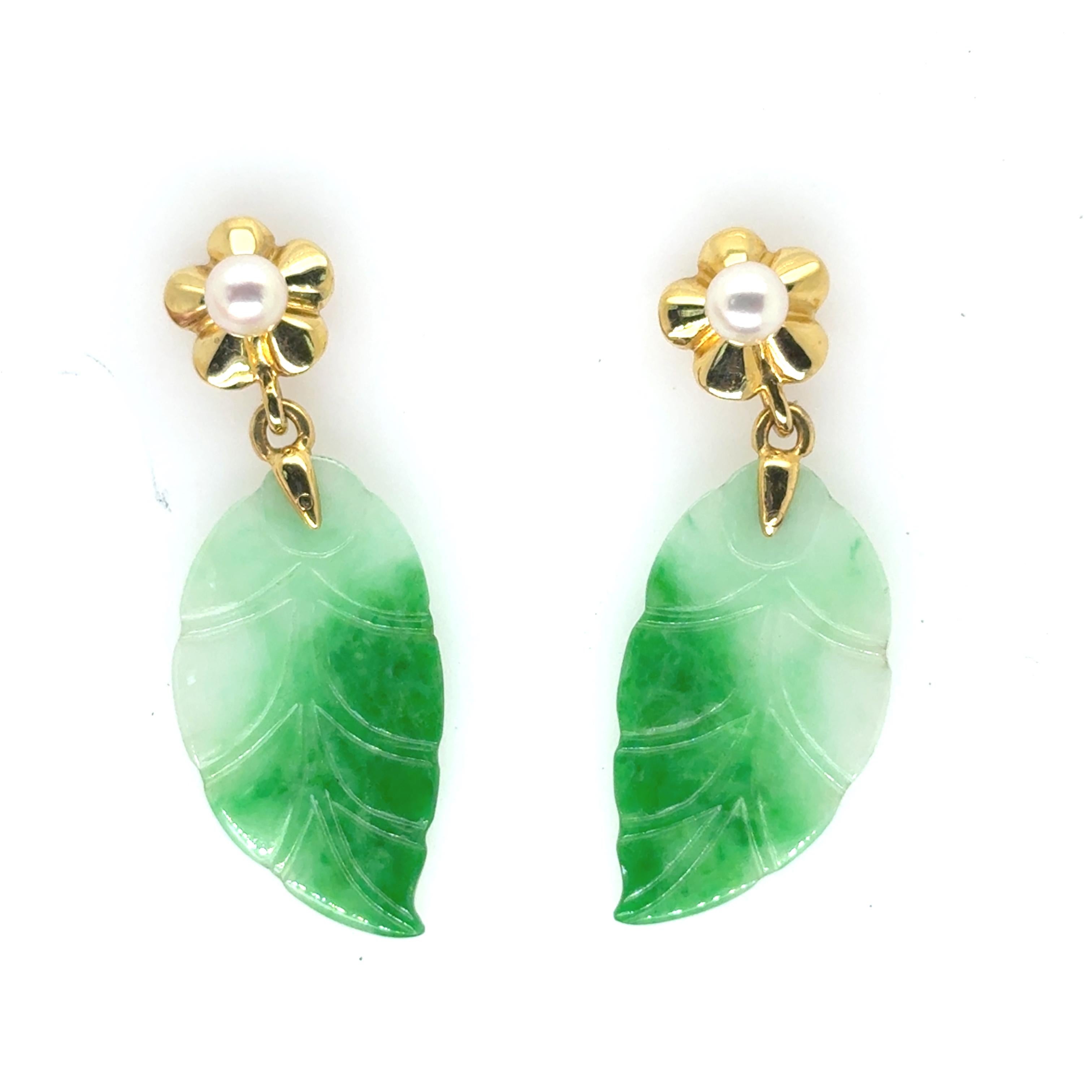 Coppia di orecchini con perle e foglie di giada, lunghezza 25 mm, misure delle foglie 25 x 15 mm. 

Perle bianche e lisce si annidano sotto foglie di giada intagliate provenienti dal Myanmar; perle coltivate nel Mar Cinese Meridionale. 

La giada è