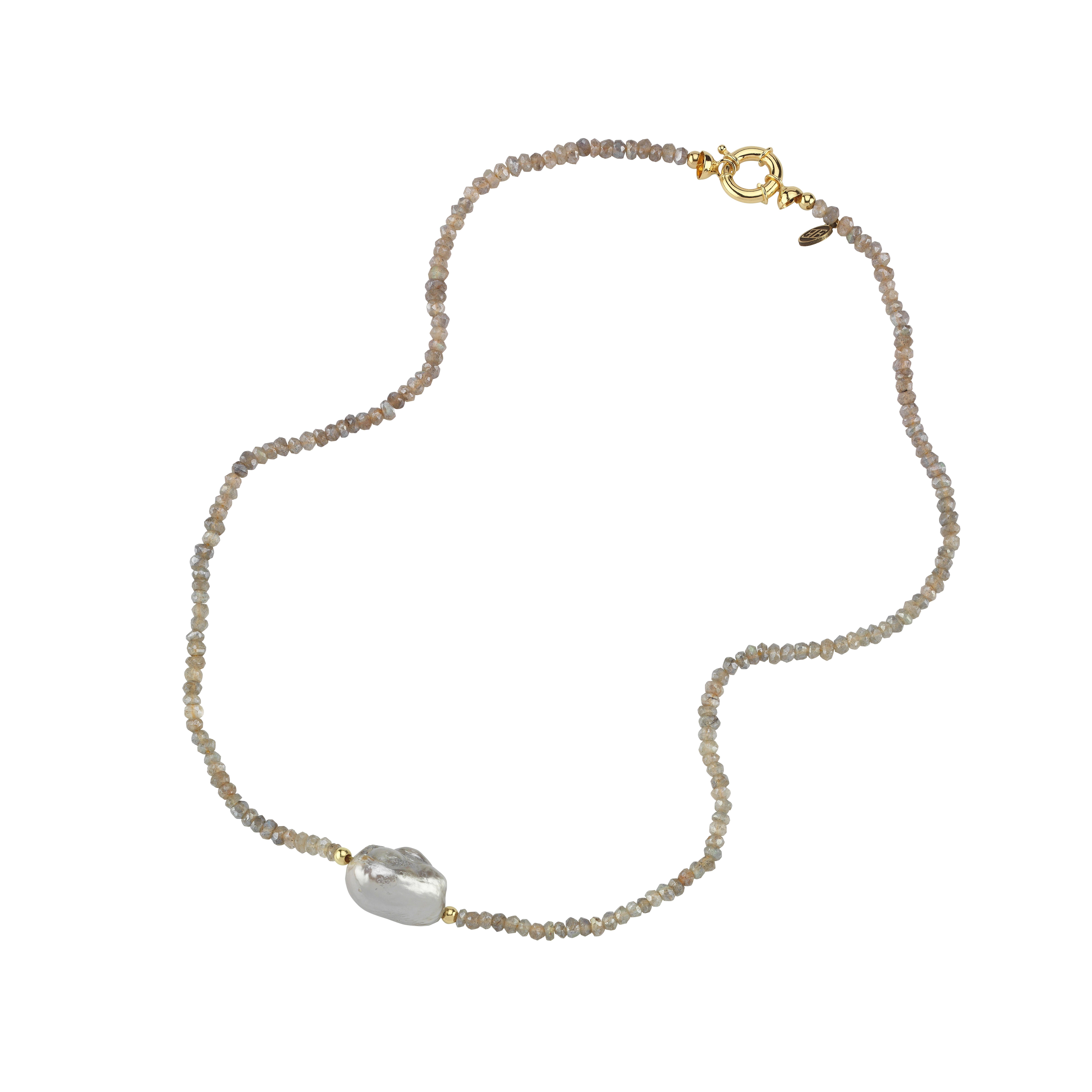 Ce collier est composé de perles grises baroques et de Labradorite et de 1,4 g d'or 14K.