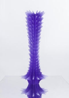 Scultura astratta contemporanea di grandi dimensioni Pearl in resina fusa viola di Karen Atta