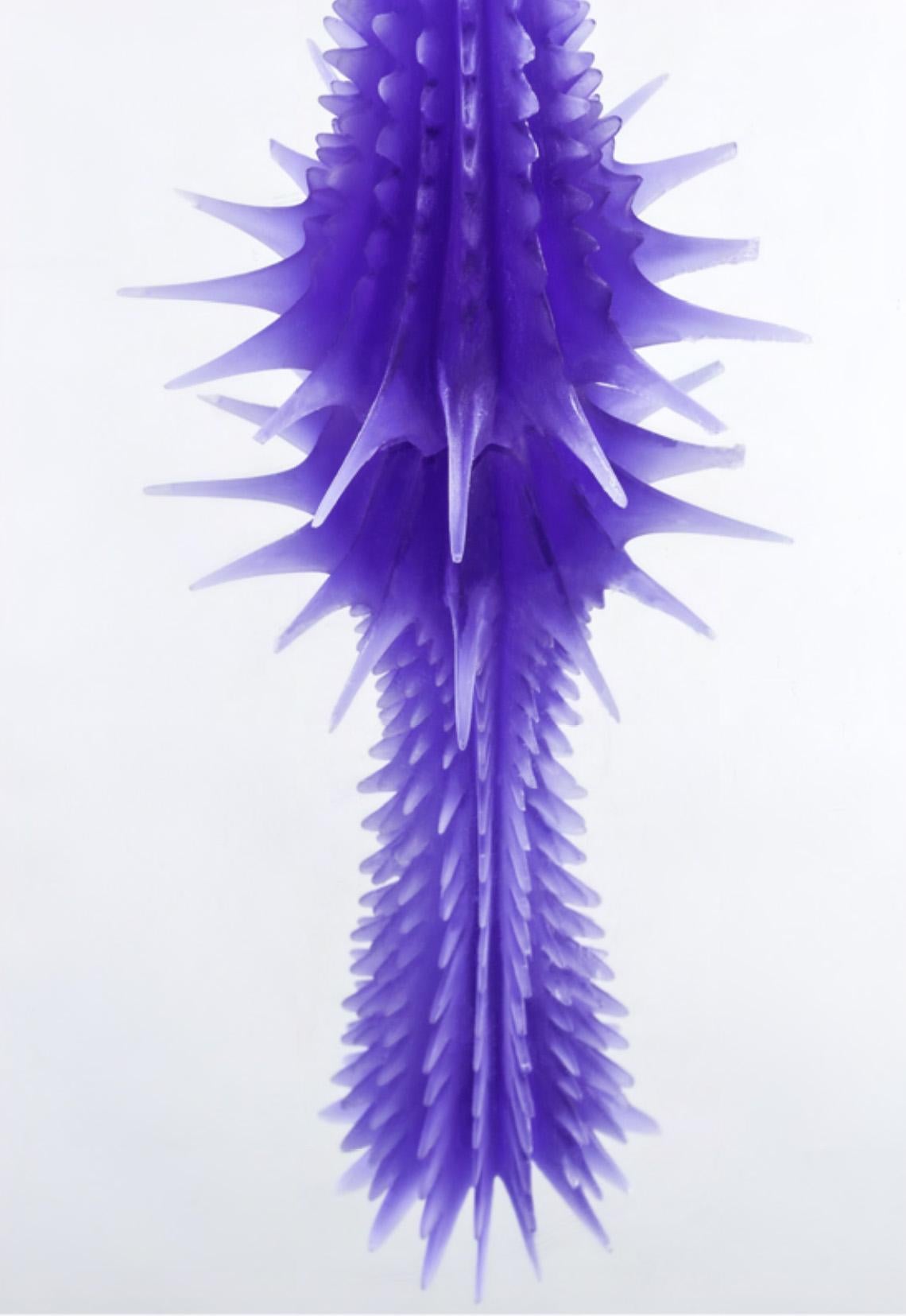 Perle Große Zeitgenössische Abstrakte Skulptur aus lila Gießharz von Karen Atta (Moderne) im Angebot