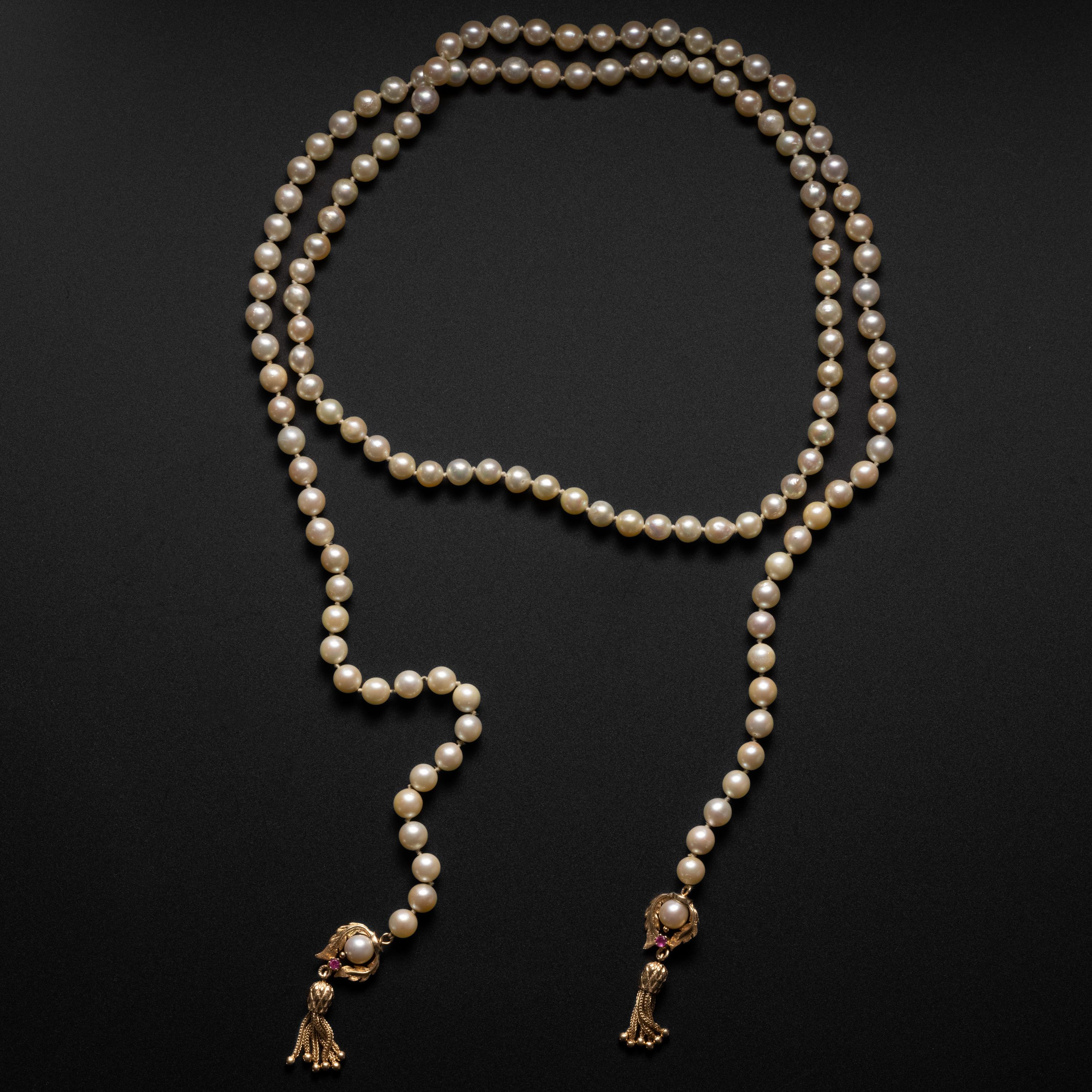 Pearl Necklace Lariat with Rubies Circa 1950s In Excellent Condition In Southbury, CT