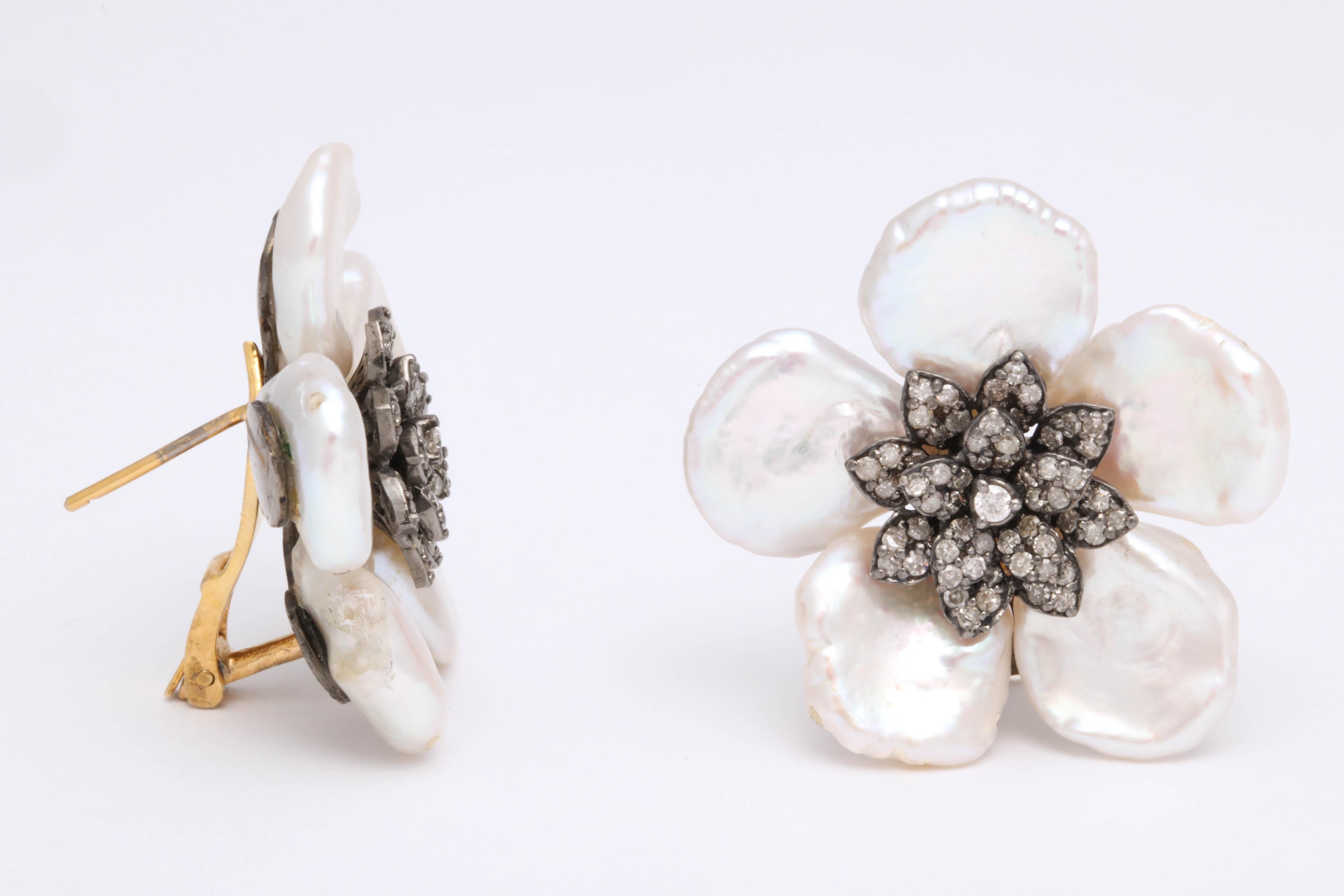 Taglio rotondo Pearl Leaf and Diamond Flower Earring in vendita